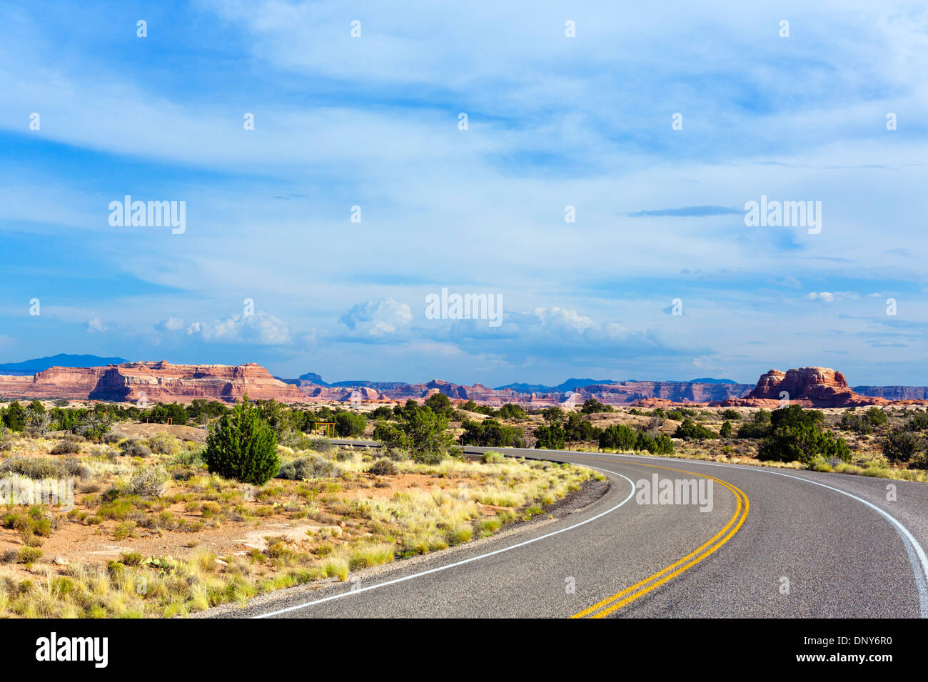 UT 211 strada panoramica nella sezione degli aghi del Parco Nazionale di Canyonlands, Utah, Stati Uniti d'America Foto Stock