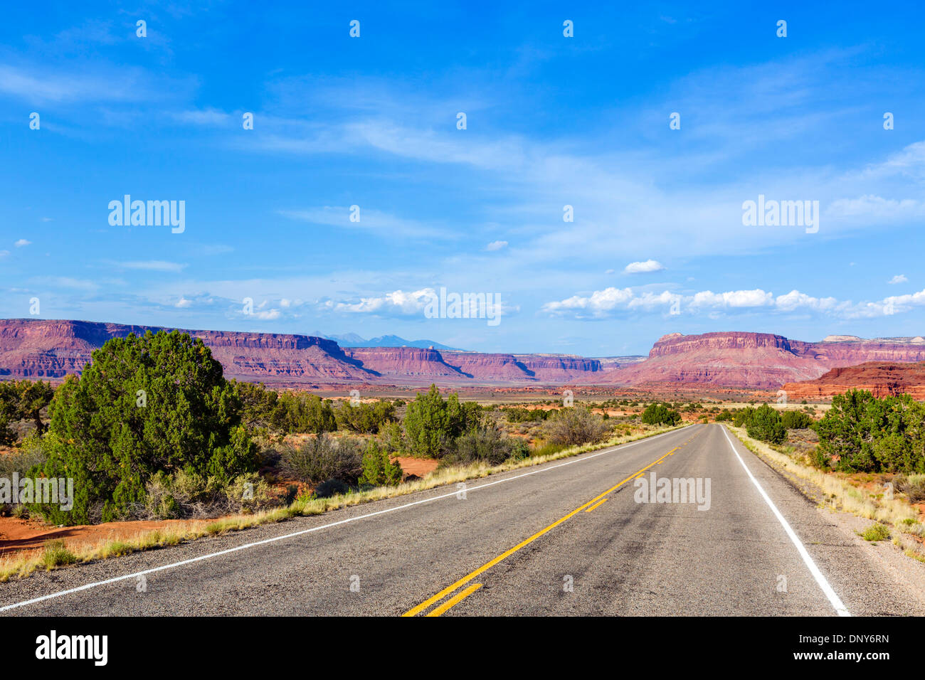 UT 211 strada statale guardando ad est appena fuori l'ingresso degli aghi sezione del Parco Nazionale di Canyonlands, Utah, Stati Uniti d'America Foto Stock