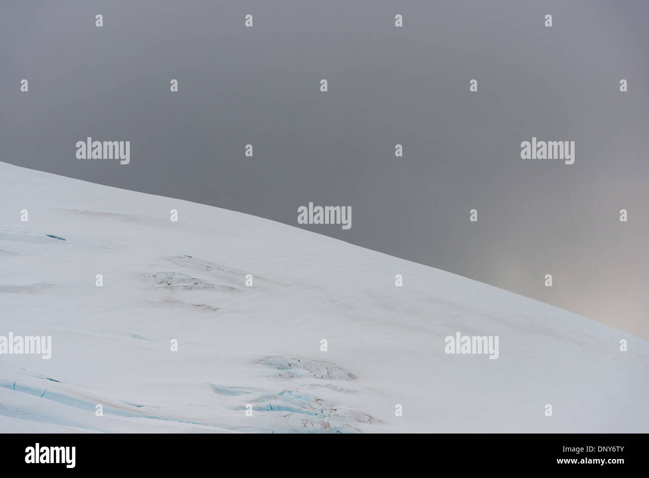 Antartide - una morbida superficie della neve su una delle montagne di rivestimento del Lemaire Channel in Antartide. Il Lemaire Channel è talvolta indicata come "Kodak Gap' in un cenno al suo famoso vedute panoramiche. Foto Stock