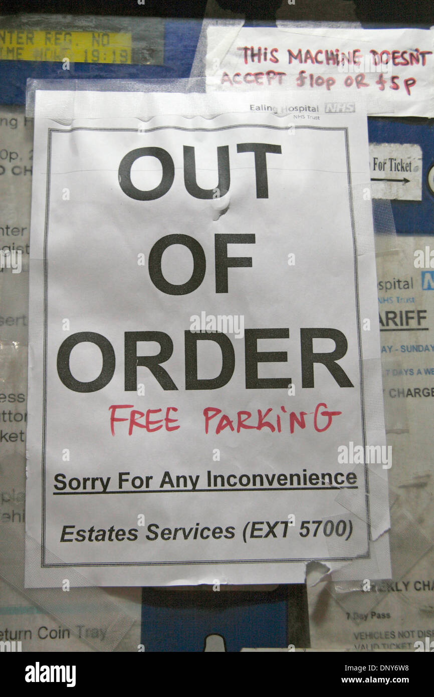 Rotto il parcheggio macchina con 'fuori ordine' poster con 'Parcheggio Gratuito" aggiunta in un ospedale a Londra, Regno Unito. Foto Stock