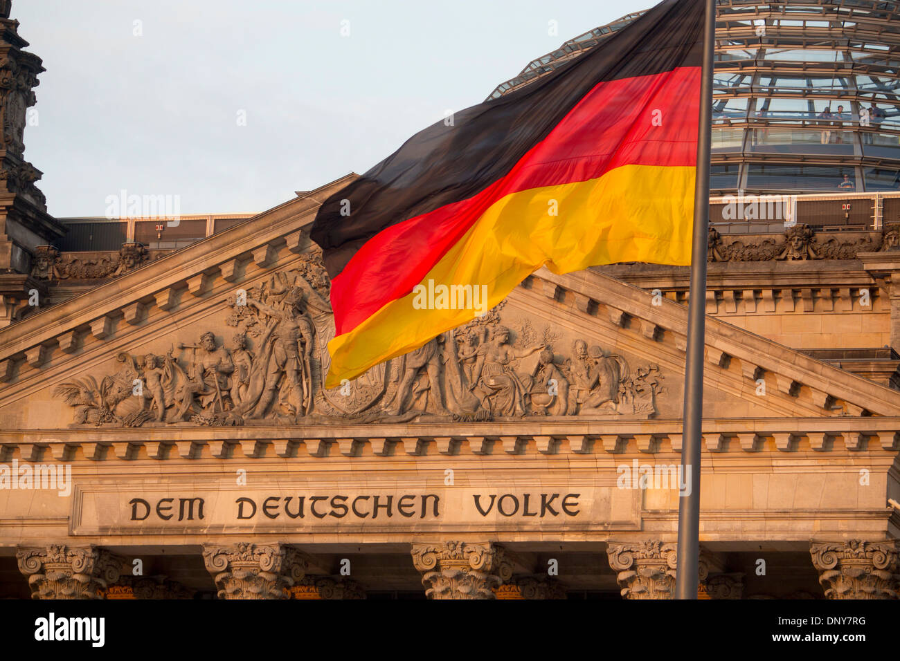 Il Reichstag Deutsche Bundestag di facciata con 'Dem Deutschen Volke' iscrizione Berlino Germania Foto Stock