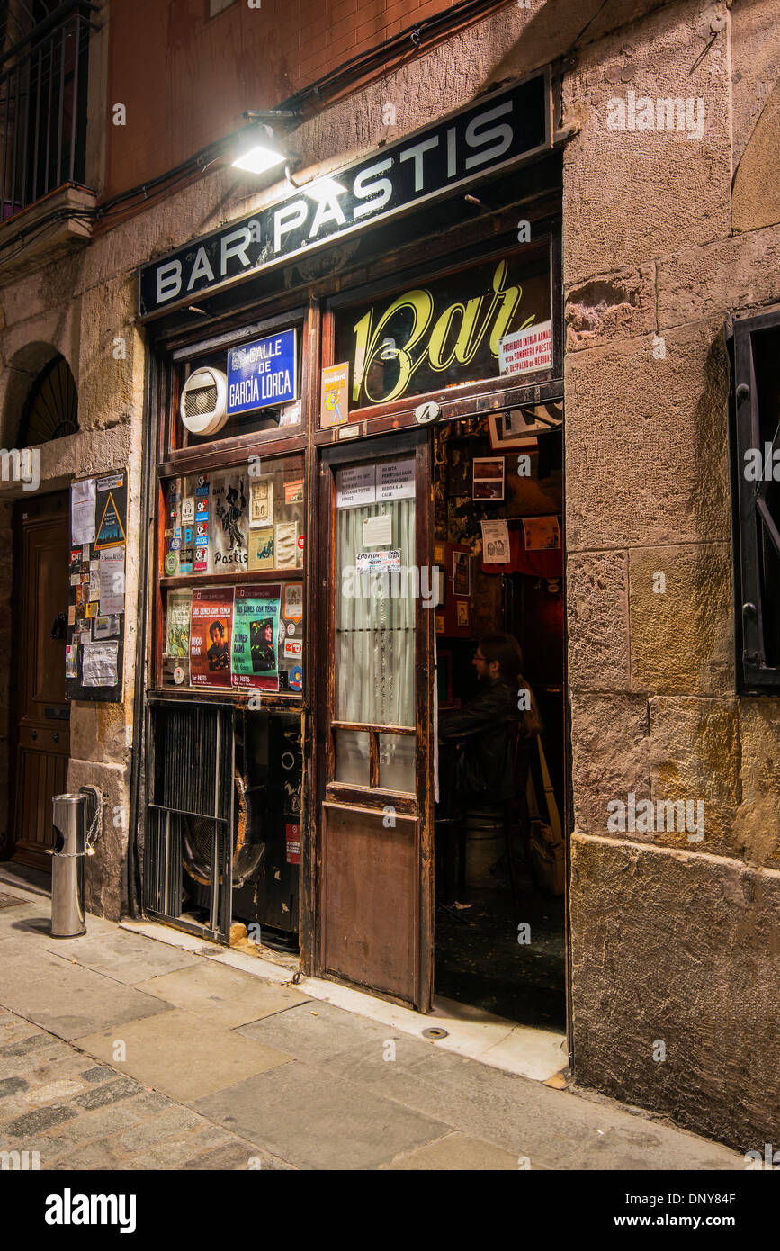 Vista notturna di Bar Pastis, una storica old bar nel quartiere di Raval, Barcellona, in Catalogna, Spagna Foto Stock
