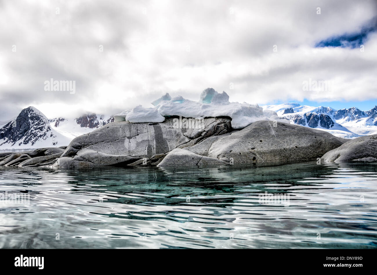 Antartide - Smooth gray rocks stick fuori delle acque chiare di Petermann Island sulla penisola antartica. Foto Stock