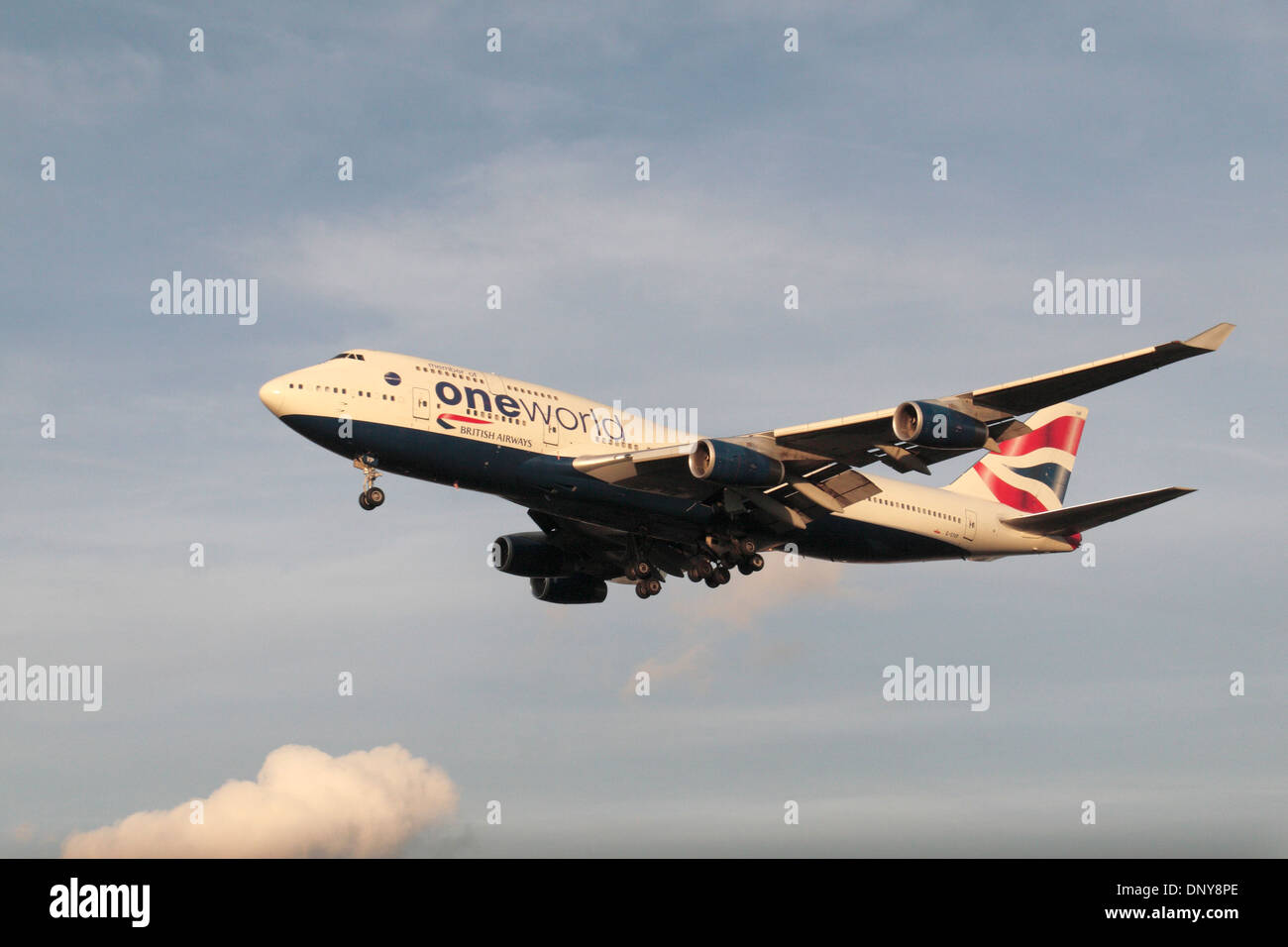Un British Airways Boeing 747-436 (G-CIVP) proveniente per atterrare all'aeroporto di Heathrow di Londra, Regno Unito. Foto Stock