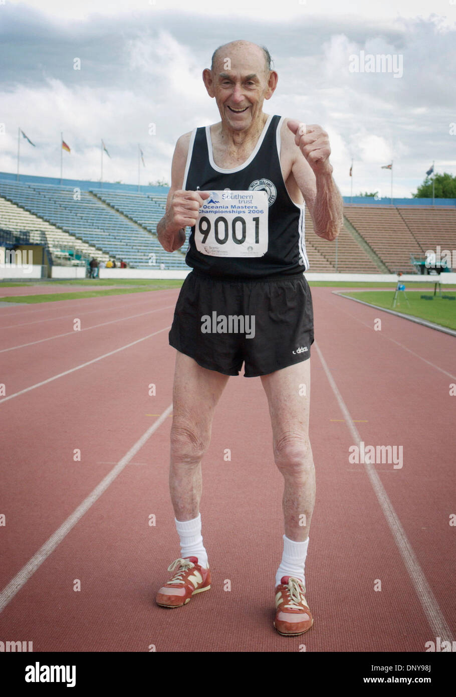 Jan 19, 2006; Christchurch, Nuova Zelanda; novanta-anno-vecchio runner SYD TAYLOR è pronto a prendere su tutti gli angoli in pista gli eventi. Taylor che corre via e maratona - compreso un 21.1k mezza maratona dello scorso anno - voti per eseguire un miglio su il suo centesimo compleanno. Credito: Foto di P.J. Heller/ZUMA premere. (©) Copyright 2006 P.J. Heller Foto Stock