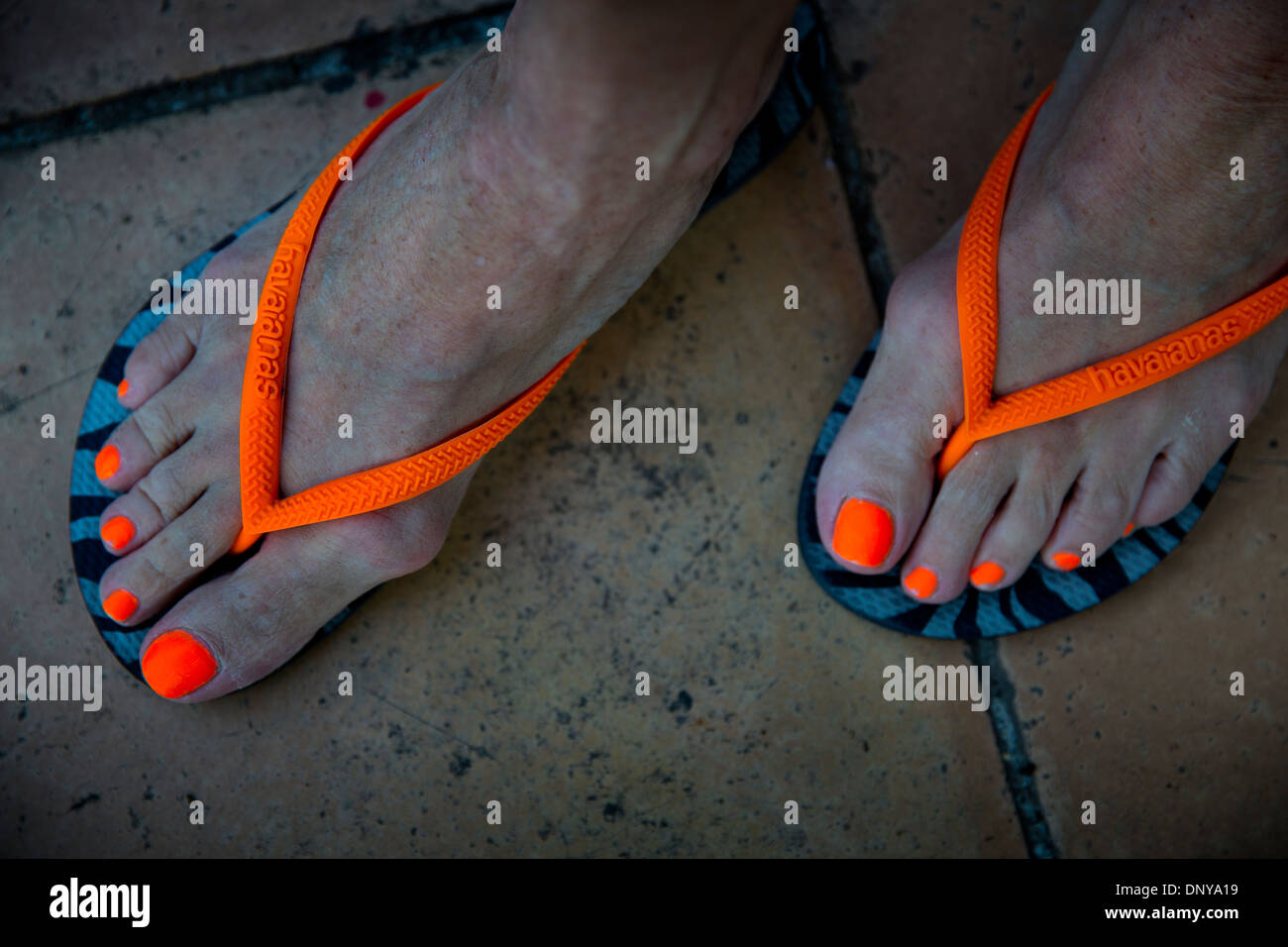 Dipinto di arancione toenails Foto Stock