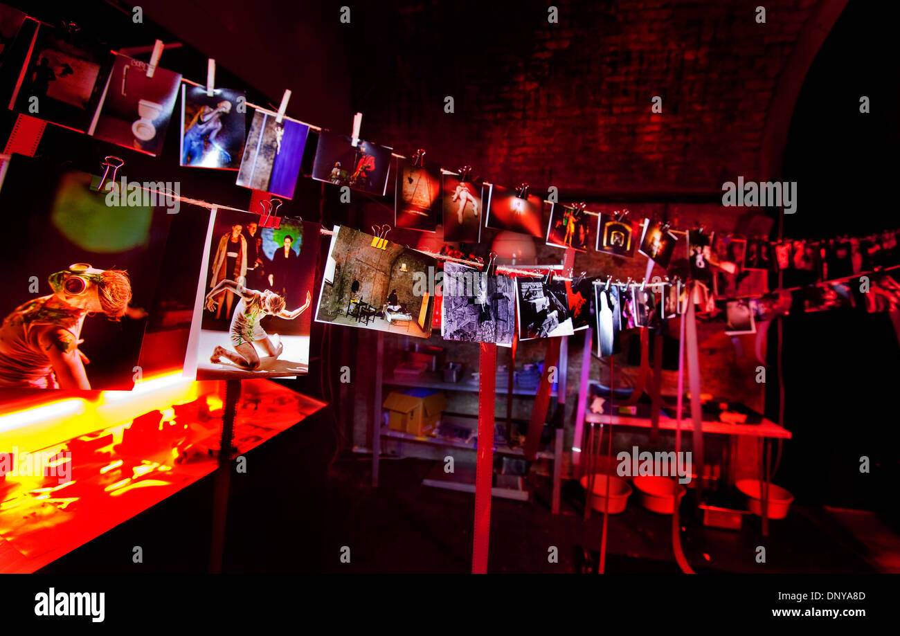 Camera oscura con stampe di essiccazione, l'artista spazio, shunt, London Bridge Foto Stock