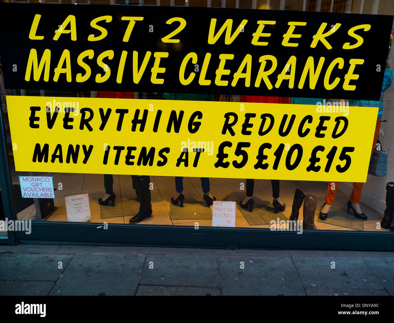 La vendita di liquidazione di abbigliamento moda, Leicester, Regno Unito Foto Stock