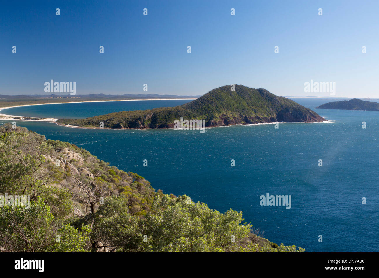 Testa di Yacaaba e Bennetts spiaggia a nord del lato di ingresso a Port Stephens porto dalla testa di Tomaree lookout NSW Australia Foto Stock