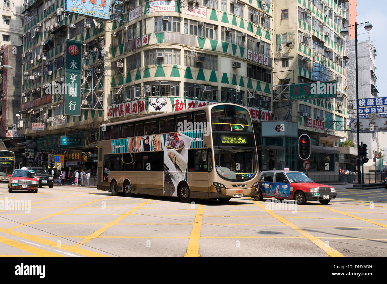 Un assale tre Volvo B9TL con Wrightbus Gemini 2 carrozzeria azionato da motore di Kowloon Bus (KMB) trascina lungo la Nathan Road, Kowloon Foto Stock