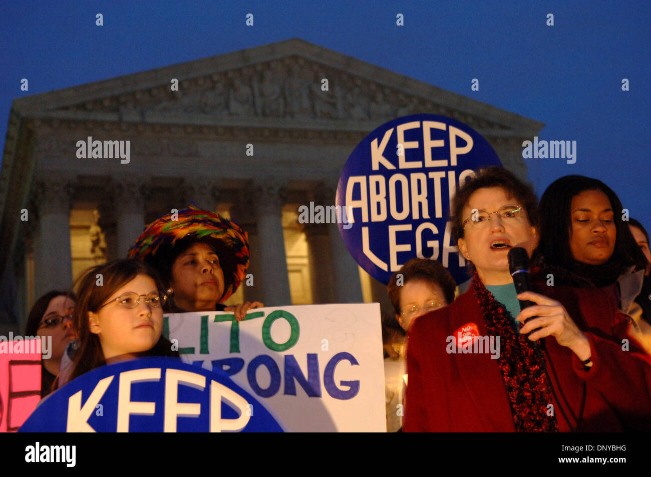 Jan 22, 2006; Washington, DC, Stati Uniti d'America; KIM GANDY, presidente di adesso, 'Organizzazione Nazionale per le donne,' parla durante una fiaccolata davanti alla Corte suprema di Washington DC a contrassegnare la xxxiii anniversario del Roe v. Decisione Wade che legalizzare l aborto. Credito: Foto di Gordon M. concedere/ZUMA premere. (©) Copyright 2006 da Gordon M. Grant Foto Stock