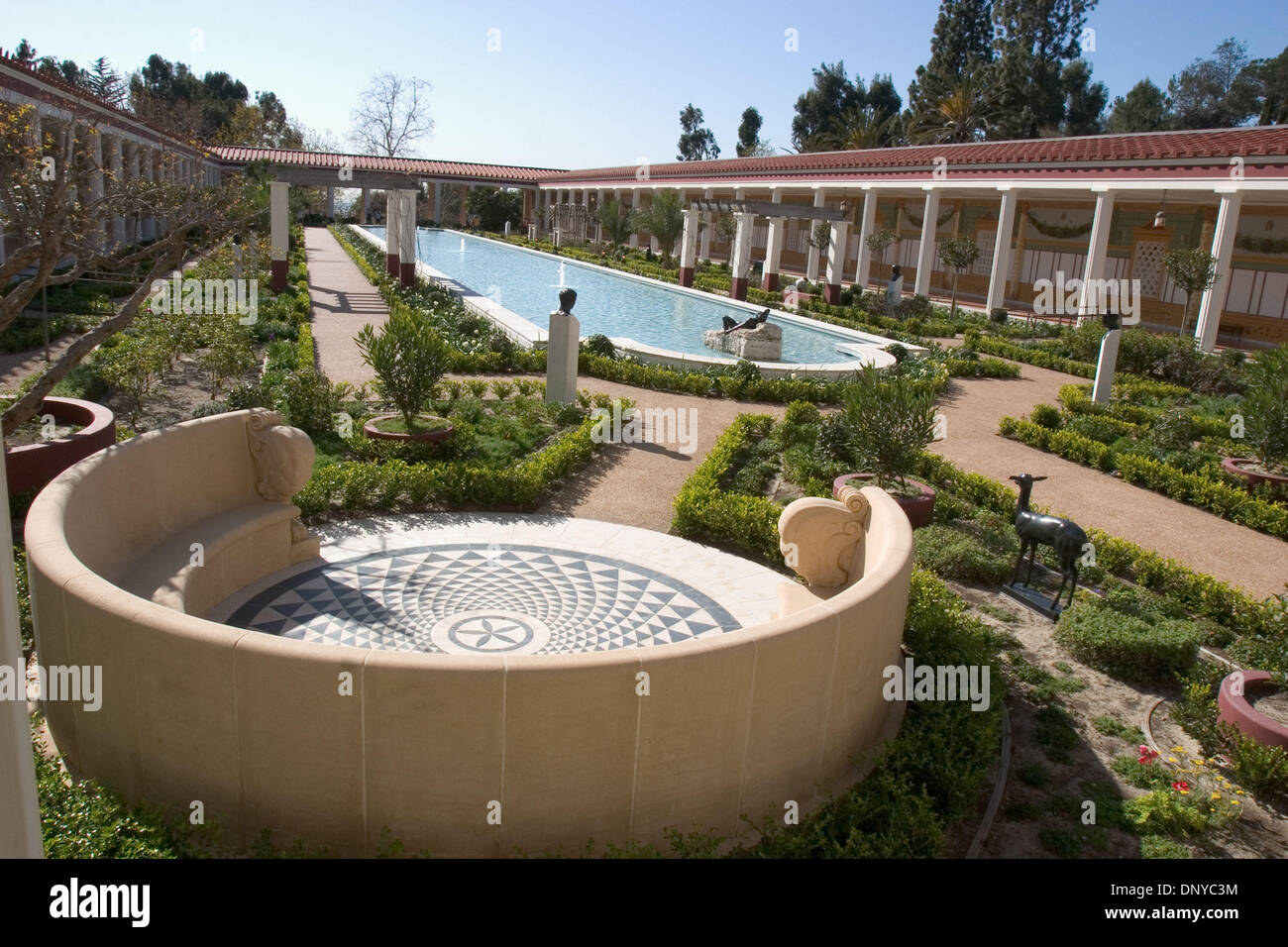 Jan 25, 2006; Pacific Palisades, CA, Stati Uniti d'America; Il peristilio esterno e i giardini della Villa di Getty sono modellati dopo la Villa dei Papiri di Ercolano a sud di Roma. Il J. Paul Getty Museum, chiuso per lavori di ristrutturazione e ampliamento nel 1997, ha riaperto dopo 275 milioni di dollari di aggiunte e ristrutturazioni. Il museo ospita ora oltre 23 gallerie visualizzazione oltre 1.200 pezzi da G Foto Stock