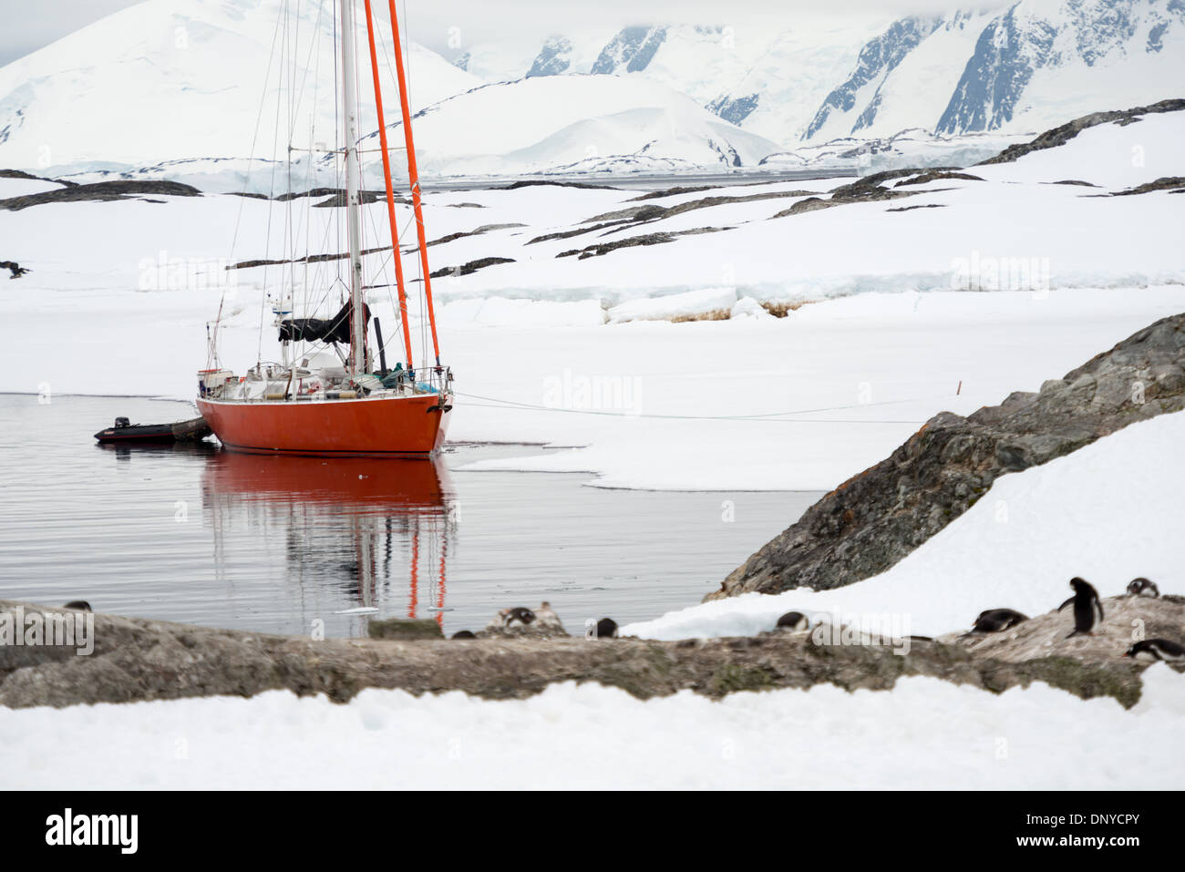 Antartide - un ancore salboat accanto alla riva Galindez isola vicino alla ricerca Vernadsky Base sulla penisola antartica. Foto Stock