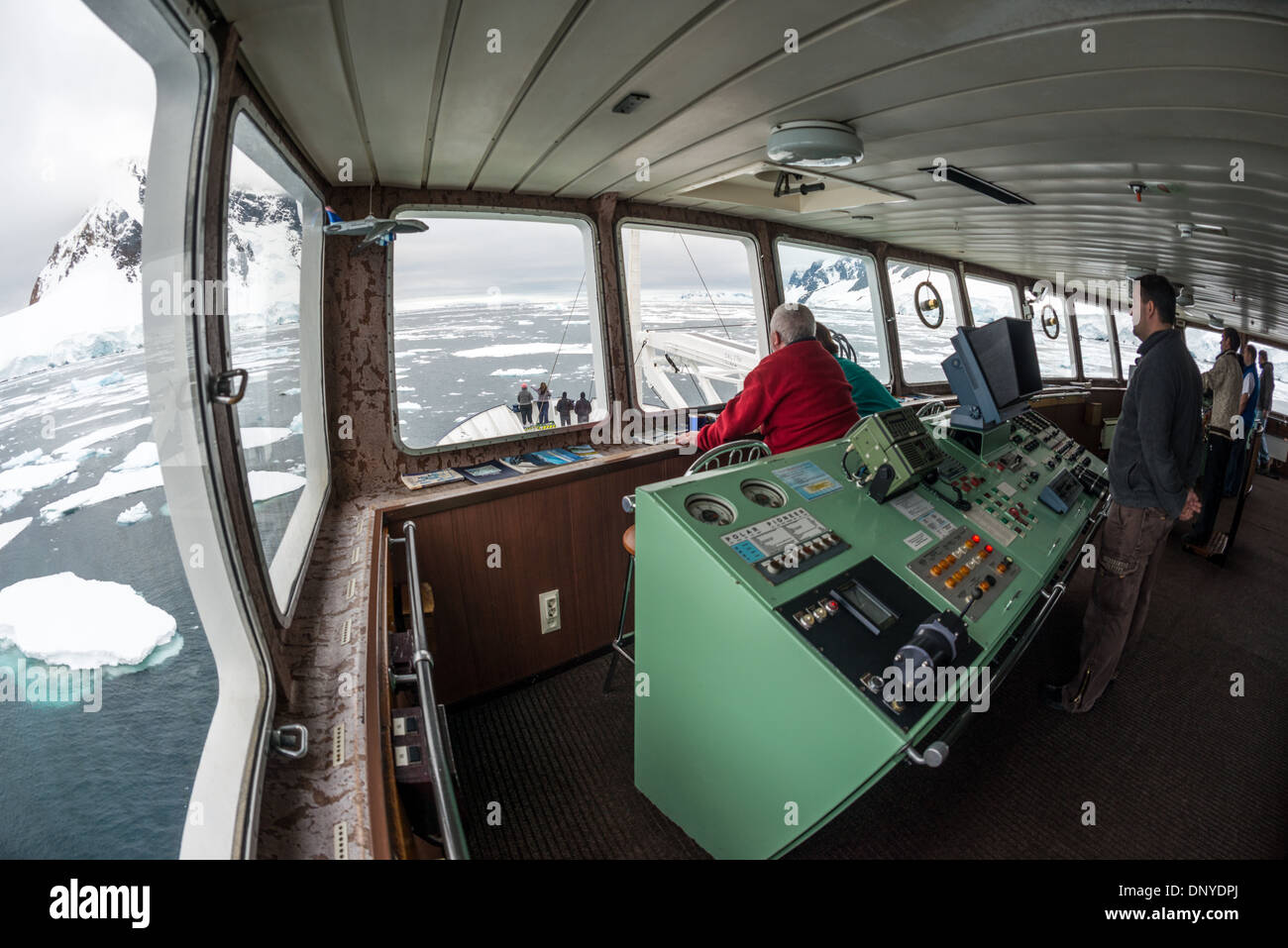 Antartide - Ampio angolo di ripresa di una nave il ponte di navigazione la stretta Lemaire Channel in Antartide. Il ponte è sulla nave russa il pioniere polare, azionato da Aurora spedizioni in Antartide per il turismo. Foto Stock