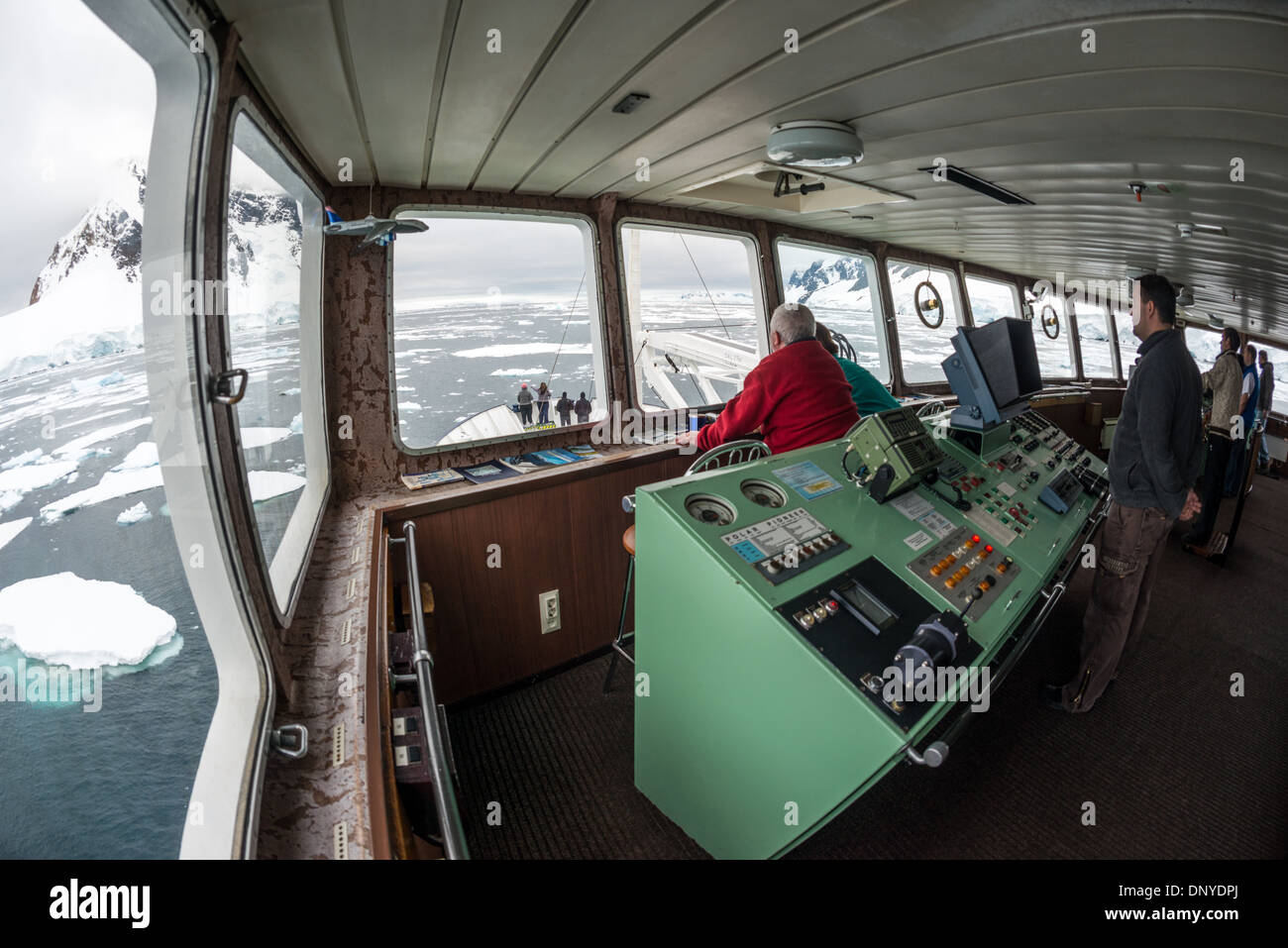 Navigazione del canale Lemaire dal Polar Pioneer Bridge Antartide // CANALE LEMAIRE, Antartide — il ponte della nave da spedizione russa Polar Pioneer, gestita da Aurora Expeditions, durante la navigazione attraverso lo stretto canale Lemaire. Il passaggio di 11 chilometri, soprannominato "Kodak Gap" per le sue vedute panoramiche, richiede un'attenta navigazione a causa della sua larghezza ridotta e delle condizioni variabili del ghiaccio. Foto Stock