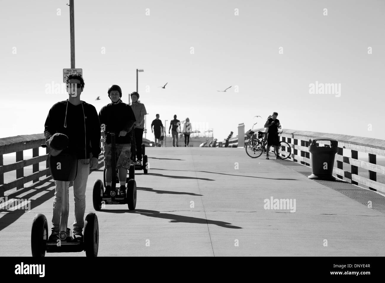 I turisti in Santa Monica Pier Foto Stock