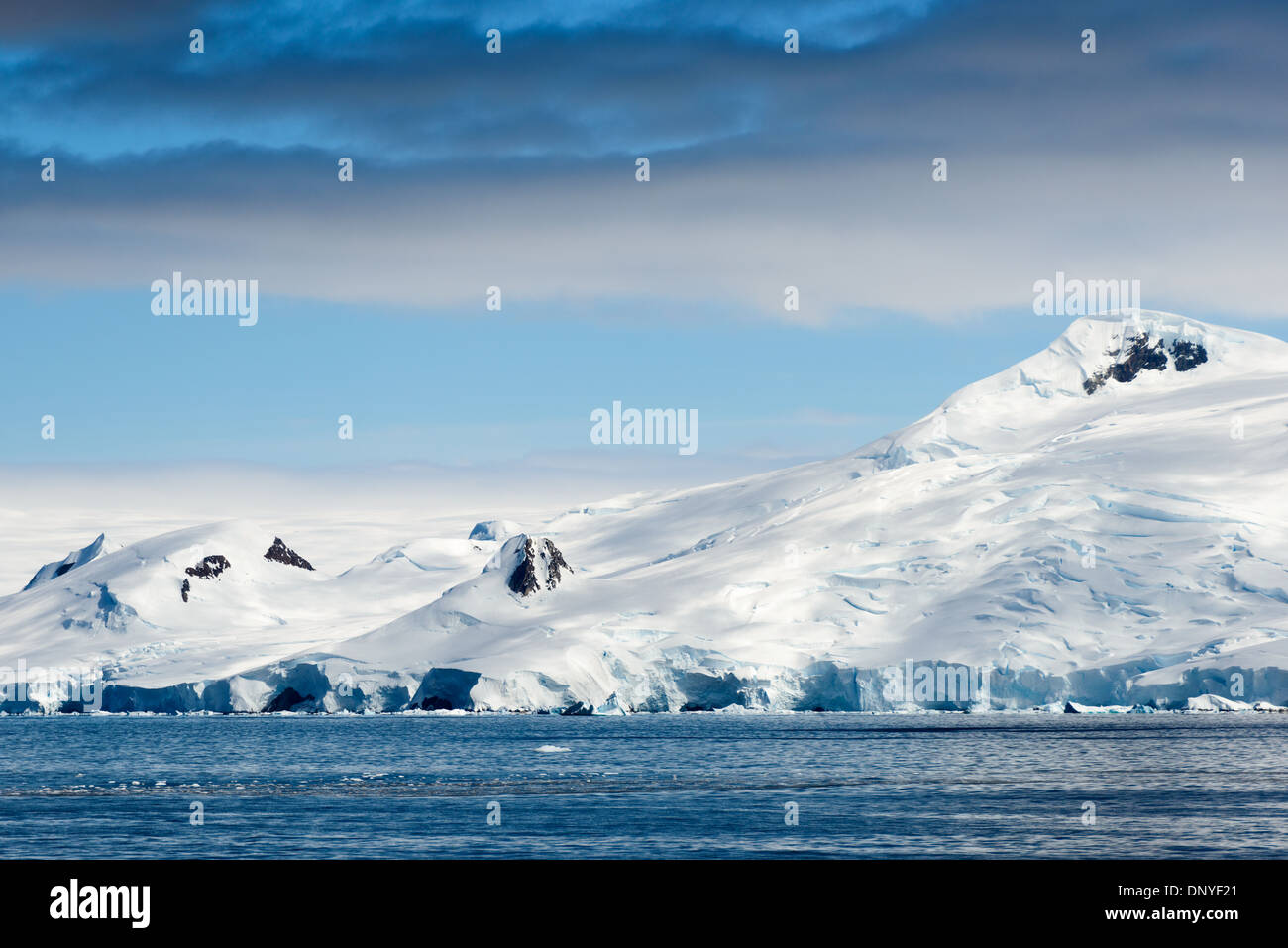 Antartide - neve e ghiaccio sulle montagne ricoperte di la linea di costa lungo il lato occidentale della penisola antartica. Foto Stock