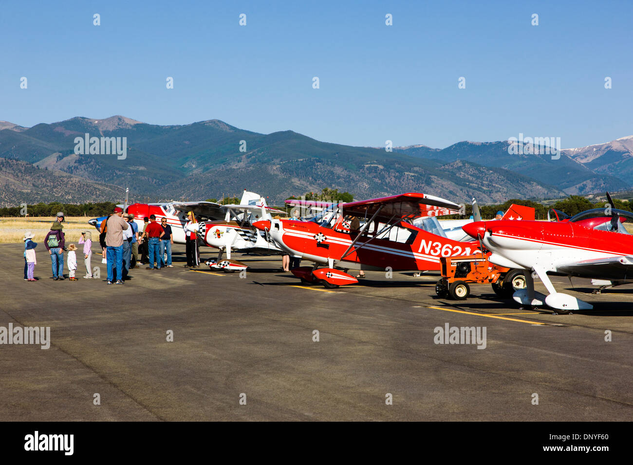 I visitatori di ispezionare antichi e moderni velivoli all'annuale Salida, Colorado, ArtWalk Fly-In evento Foto Stock