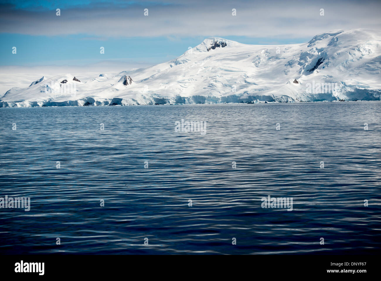 Antartide - neve e ghiaccio sulle montagne ricoperte di la linea di costa lungo il lato occidentale della penisola antartica. Foto Stock