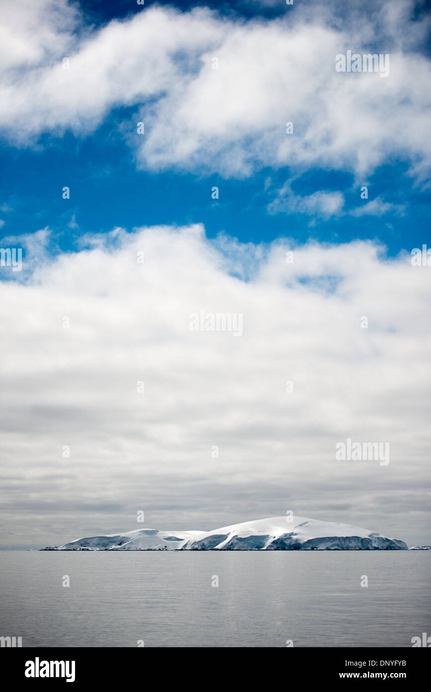 Antartide - acque calme in Fournier Bay sulla costa occidentale della penisola antartica. Foto Stock