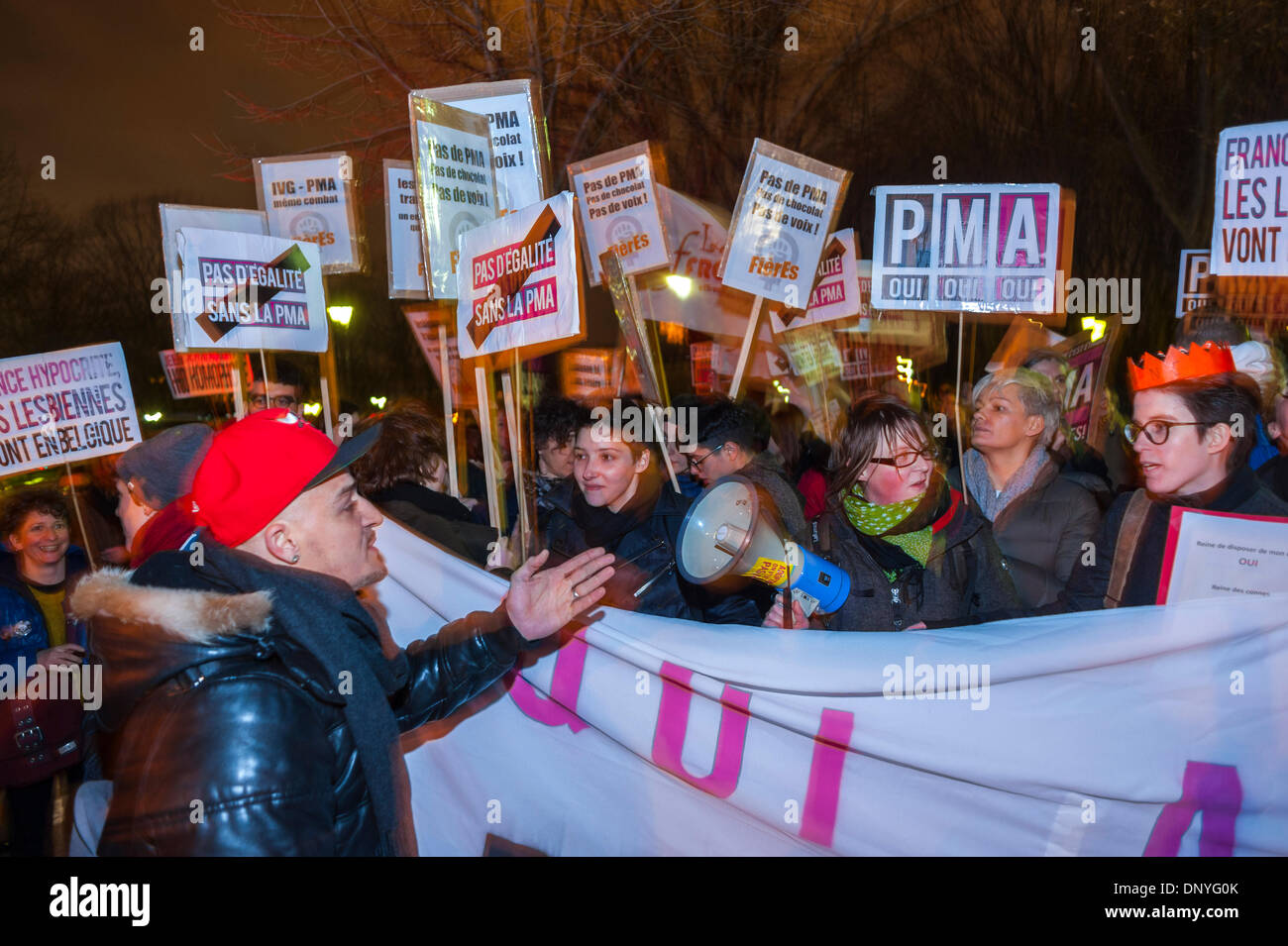 Parigi, Francia. Grande folla di persone, dimostrazione pubblica, gruppi LGBT francesi, protesta contro il rifiuto del governo di legalizzare M.A.P. (procreazione medicalmente assistita) (P.M.A.) (diritti di inseminazione artificiale) attivismo femminista, rabbia francia legge sui diritti umani proteste FEMMINISTE FRANCESI PER la disuguaglianza Foto Stock