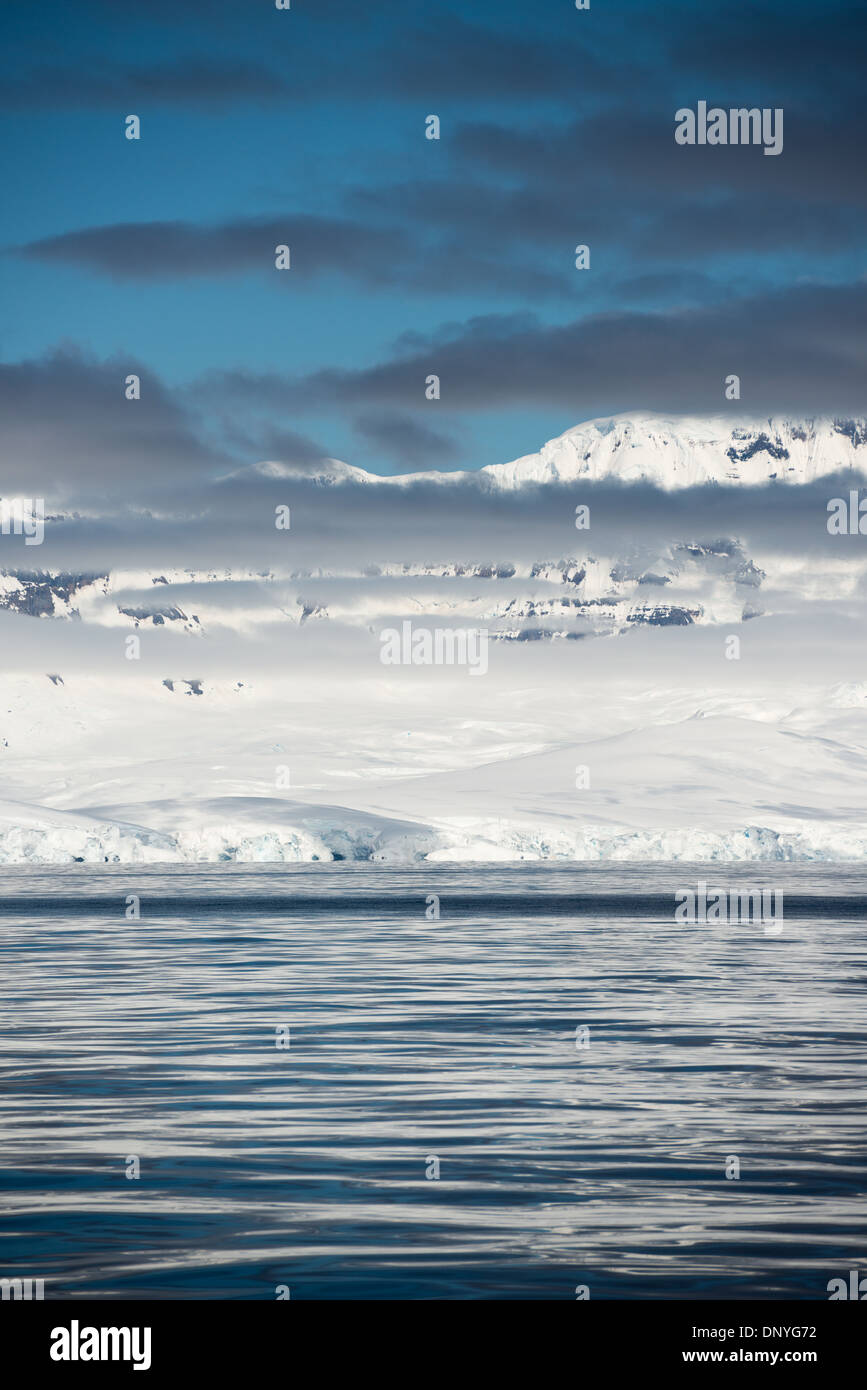 Antartide - acque calme in Fournier Bay sulla costa occidentale della penisola antartica. Foto Stock