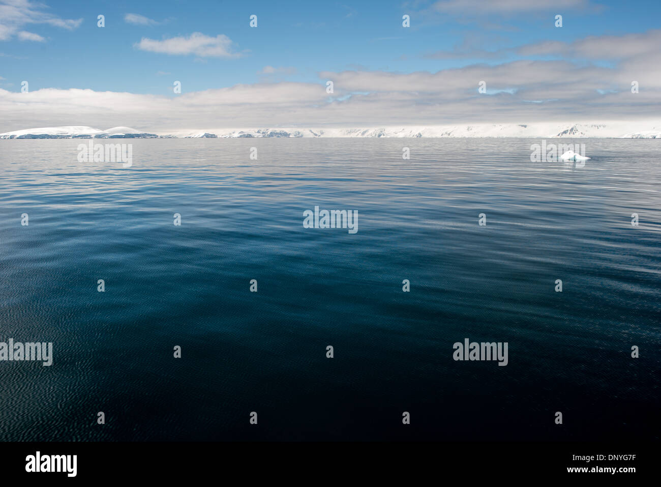 Antartide - acque calme in Fournier Bay sulla costa occidentale della penisola antartica. Foto Stock