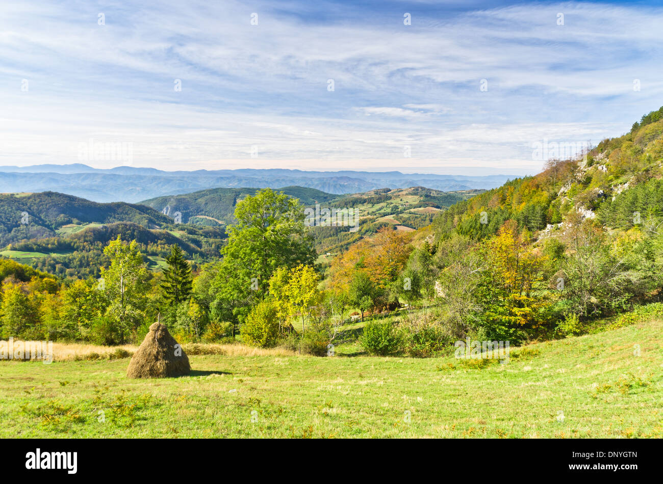 Punto di vista su un paesaggio del monte Bobija, colline, haystacks, prati e alberi colorati Foto Stock