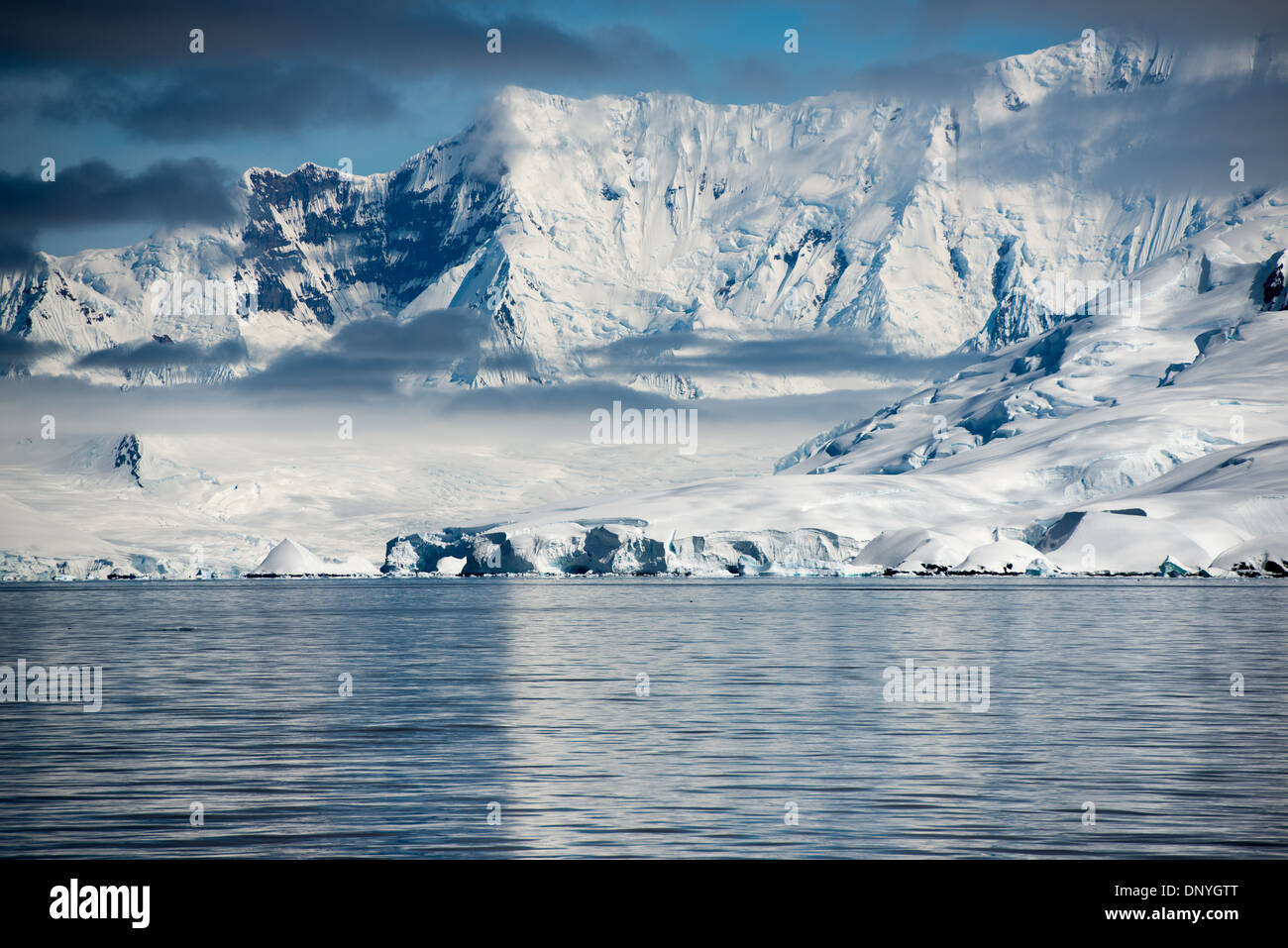 Antartide - ghiaccio ripide montagne coperte di linea il litorale di Fournier Bay sulla costa occidentale della penisola antartica. Foto Stock