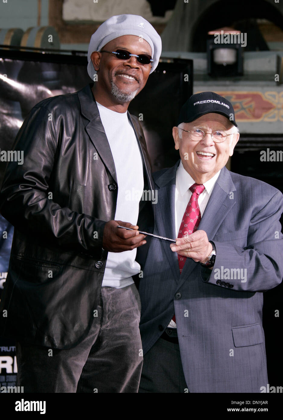 Jan 30, 2006; Hollywood, California, Stati Uniti d'America; Sindaco JOHNNY GRANT & attore Samuel L. Jackson come egli riceve la sua mano & impronte in cemento ad Grauman's Chinese Theater. Credito: Foto di Lisa O'Connor/ZUMA premere. (©) Copyright 2006 by Lisa O'Connor Foto Stock