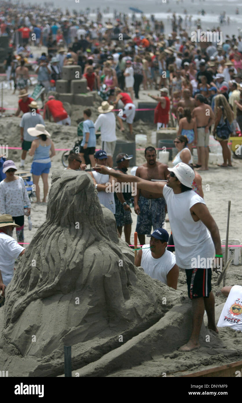 Jul 23, 2006 - San Diego, California, Stati Uniti d'America - La XXVI edizione Imperial Beach sand castle building contest portato migliaia verso il basso per l'Imperial Beach area sono state le temperature erano moderatamente refrigeratore che altre aree interne. Qui, i membri dell'Imperial Beach Posse lavorare al loro maestro il lavoro in classe denominata " Benvenuti a Narnia". L'IB Posse ha vinto la concorrenza lo scorso anno. (Credito Immagine: © N Foto Stock