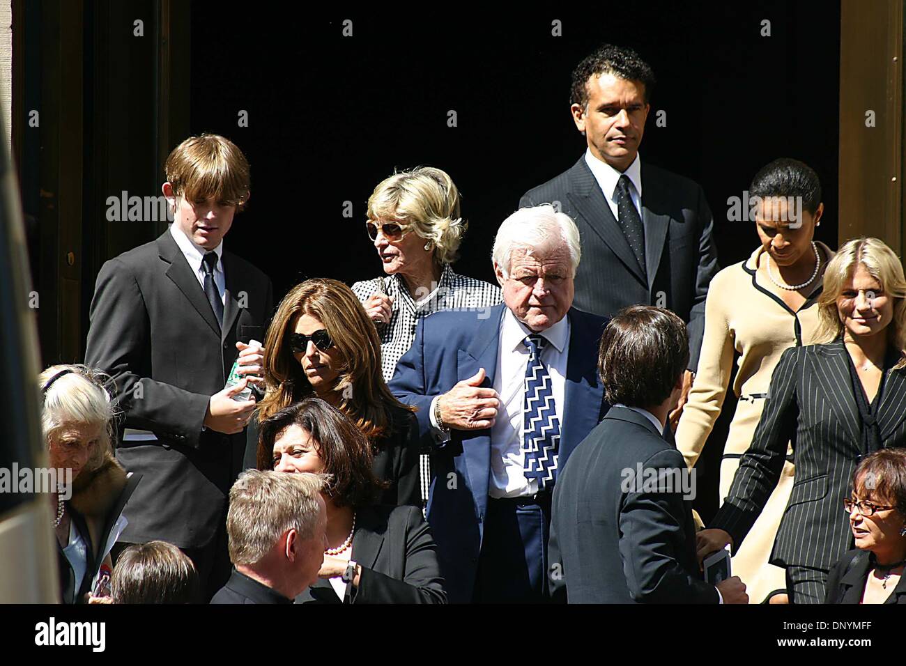 K49931WR.funebre per PATRICIA KENNEDY LAWFORD a sant'Ignazio di Loyola chiesa su 84TH STREET E PARK AVENUE, NEW YORK CITY.09-20-2006.foto di William REGAN-GLOBE FOTO INC. Â© 2006.Ted Kennedy .MARIA SHRIVER SCHWARZENEGGER.VICTORIA KENNEDY.Jean Kennedy Smith.EUNICE KENNEDY SHRIVER .MARIA SHRIVER SCHWARZENEGGER (credito Immagine: © Globo foto/ZUMAPRESS.com) Foto Stock