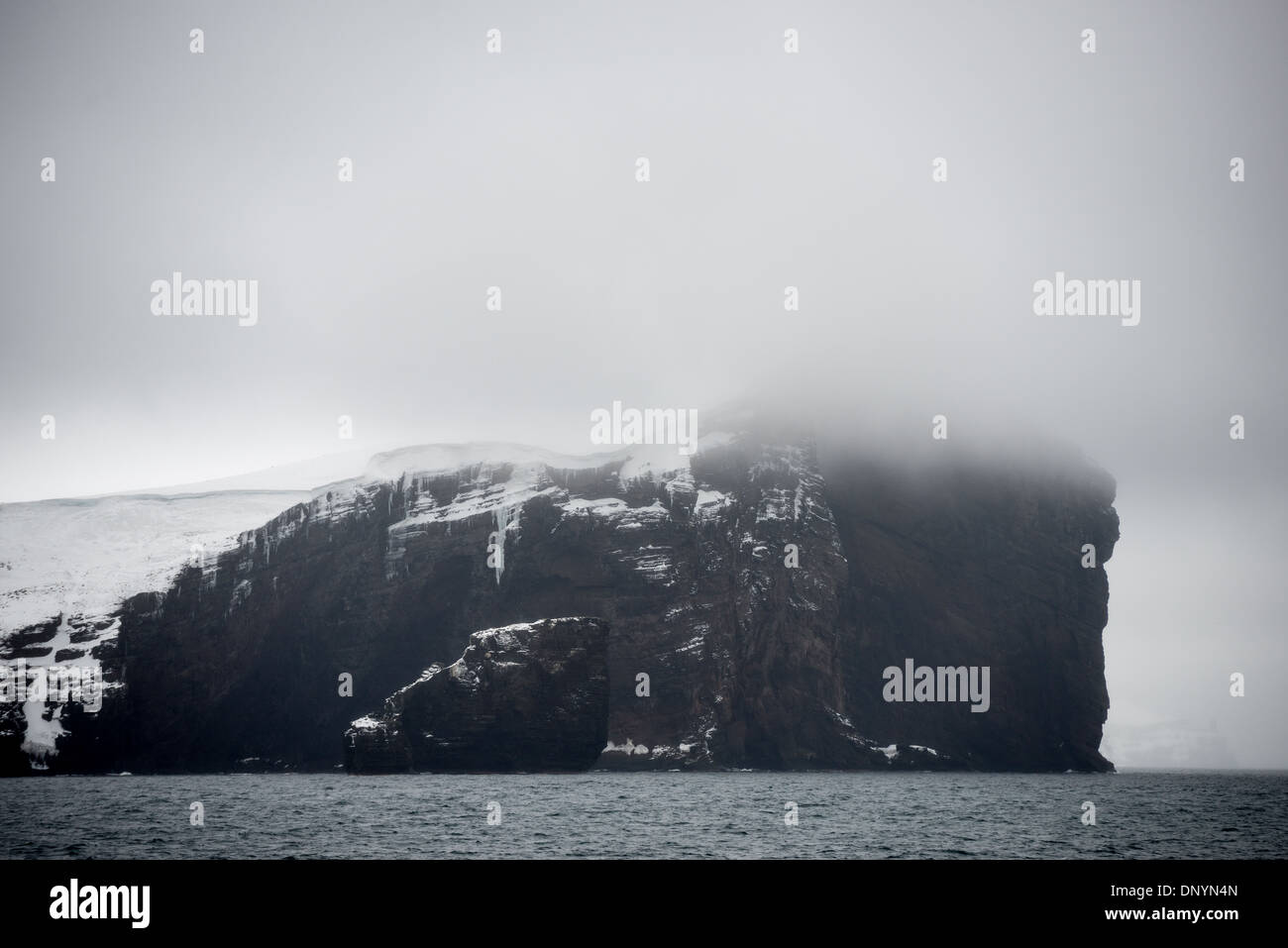 Antartide - Il paesaggio aspro di Neptunes soffietto, l'ingresso di Whalers Bay sull isola Deception nel sud le isole Shetland. Isola Deception, a sud le isole Shetland, è una caldera di un vulcano ed è composta di roccia vulcanica. Foto Stock