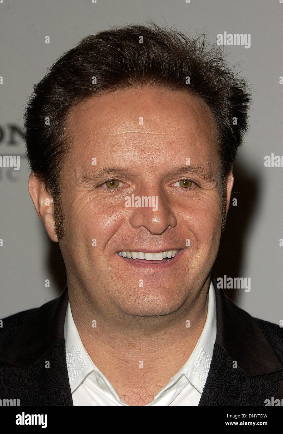 Febbraio 8, 2006; Hollywood, CA, Stati Uniti d'America; tv producer Mark Burnett al 2006 SONY/BMG Grammy dopo essere partito. Credito: Foto da Vaughn Youtz. (©) Copyright 2006 da Vaughn Youtz. Foto Stock