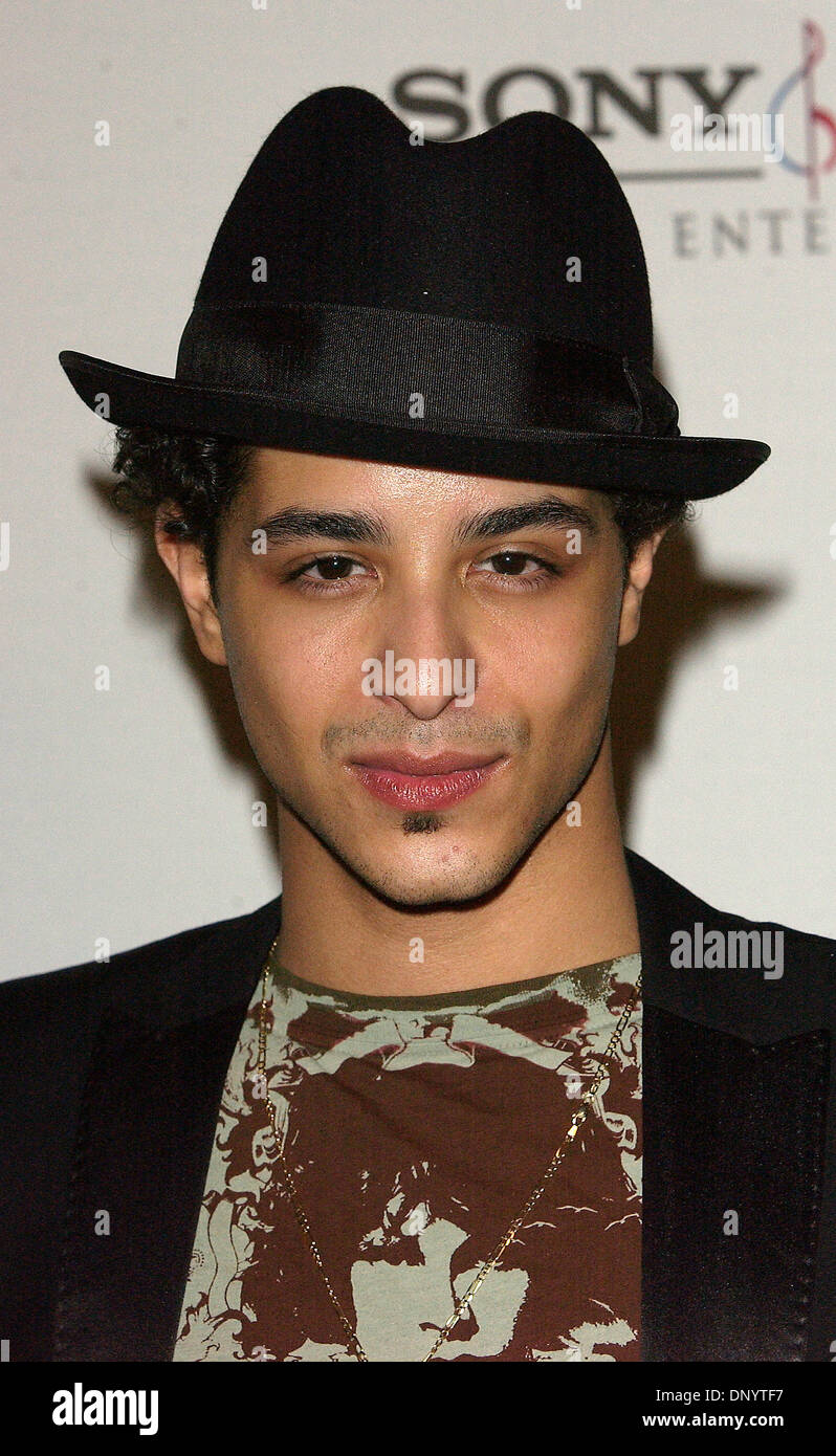 Febbraio 8, 2006; Hollywood, CA, Stati Uniti d'America; TV personality MARIO VEZQUEZ al 2006 SONY/BMG Grammy dopo essere partito. Credito: Foto da Vaughn Youtz. (©) Copyright 2006 da Vaughn Youtz. Foto Stock