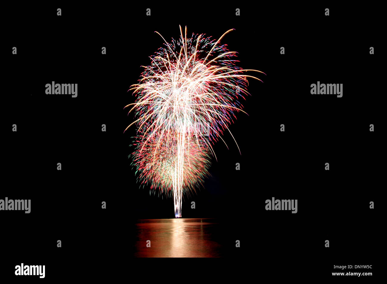 Varietà di colori o di fuochi d'artificio petardo nelle tenebre. Foto Stock