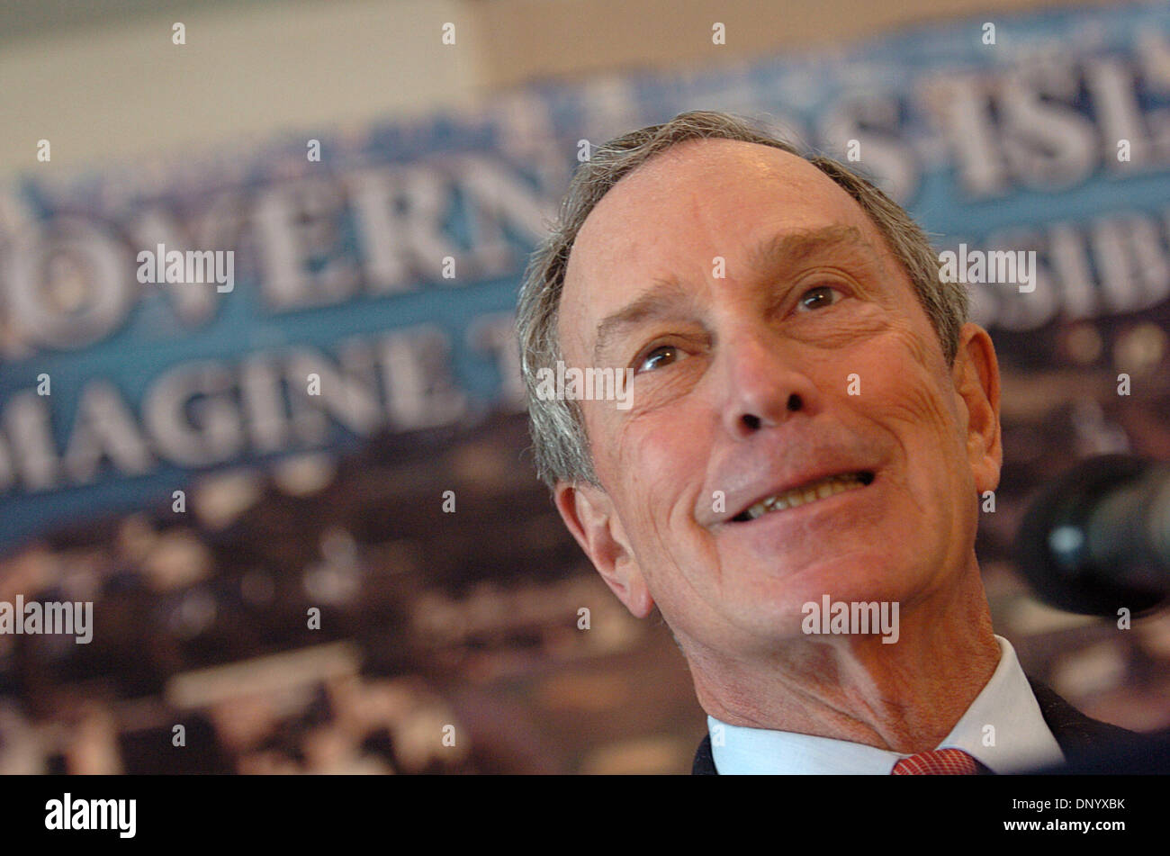 Feb 15, 2006; Manhattan, NY, STATI UNITI D'AMERICA; carte di NY. Sindaco MICHAEL R. BLOOMBERG annuncia la chiamata per idee innovative per la riqualificazione di Governors Island in una conferenza stampa presso la batteria Il Gardens Restaurant. Il sindaco Bloomberg ha annunciato la chiamata per una richiesta di proposta - RFP per ricostituire e preservare Governors Island, a 172 acri del santuario nel porto di NY. Noto architetto Santiago Ca Foto Stock