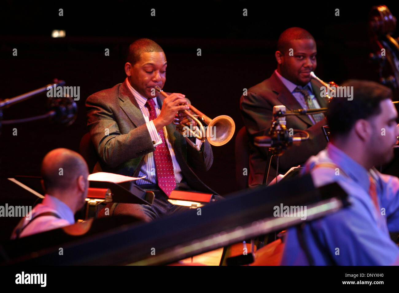 Feb 15, 2006; New York, NY, STATI UNITI D'AMERICA; Wynton Marsalis eseguendo con la Lincoln Center Jazz Orchestra in uno spettacolo chiamato Pittsburgh: dal cuore di steeltown a theRose Theatre al Time Warner Center il 15 febbraio 2006. Credito: Foto di Aviv piccole/ZUMA premere. (©) Copyright 2006 by Aviv piccola Foto Stock