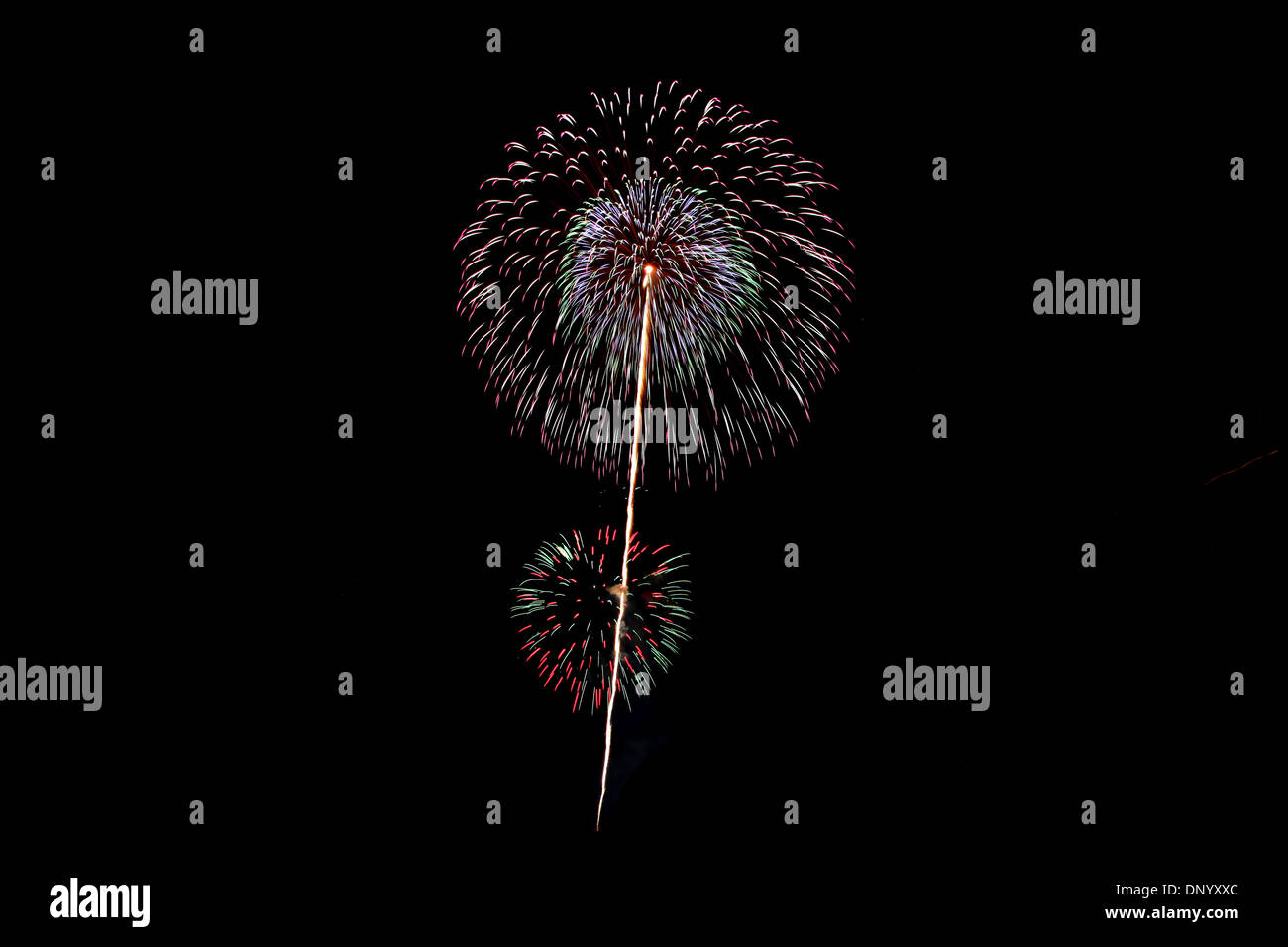 Varietà di colori o di fuochi d'artificio petardo nelle tenebre. Foto Stock