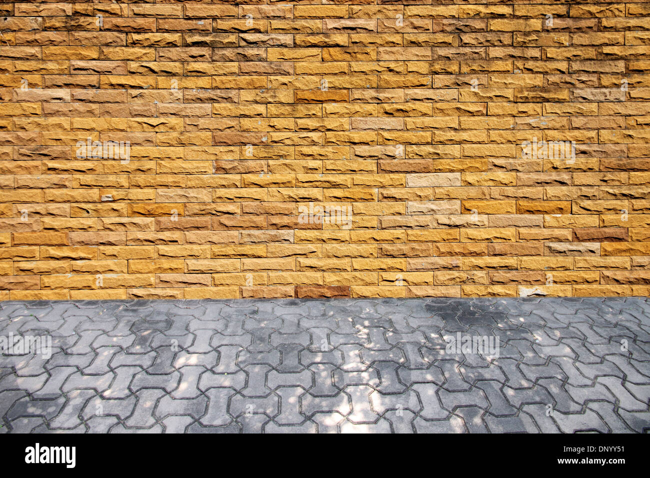 Il vecchio muro di mattoni e una passerella. Foto Stock