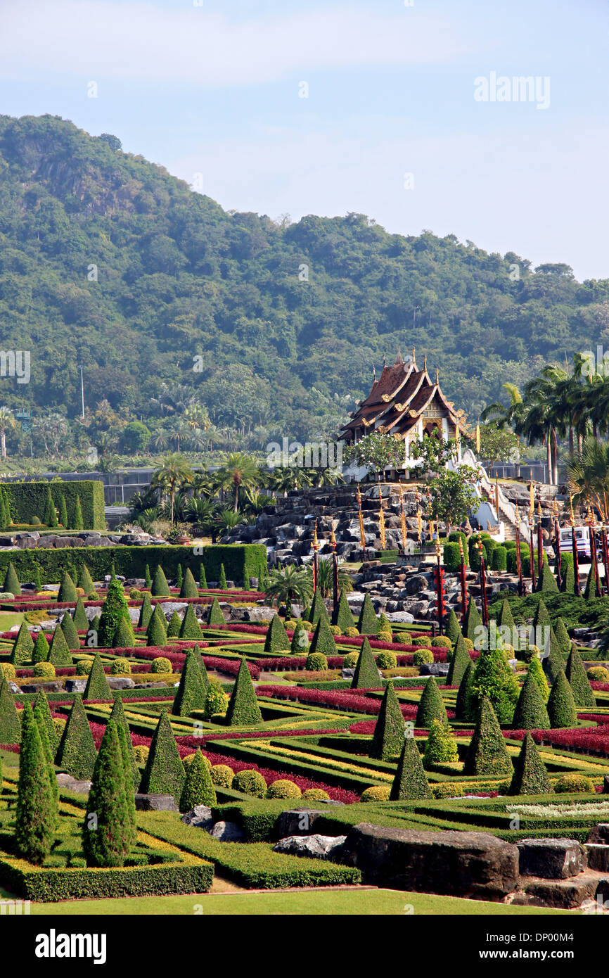 Thailandia Giardino del paesaggio e le montagne sullo sfondo. Foto Stock