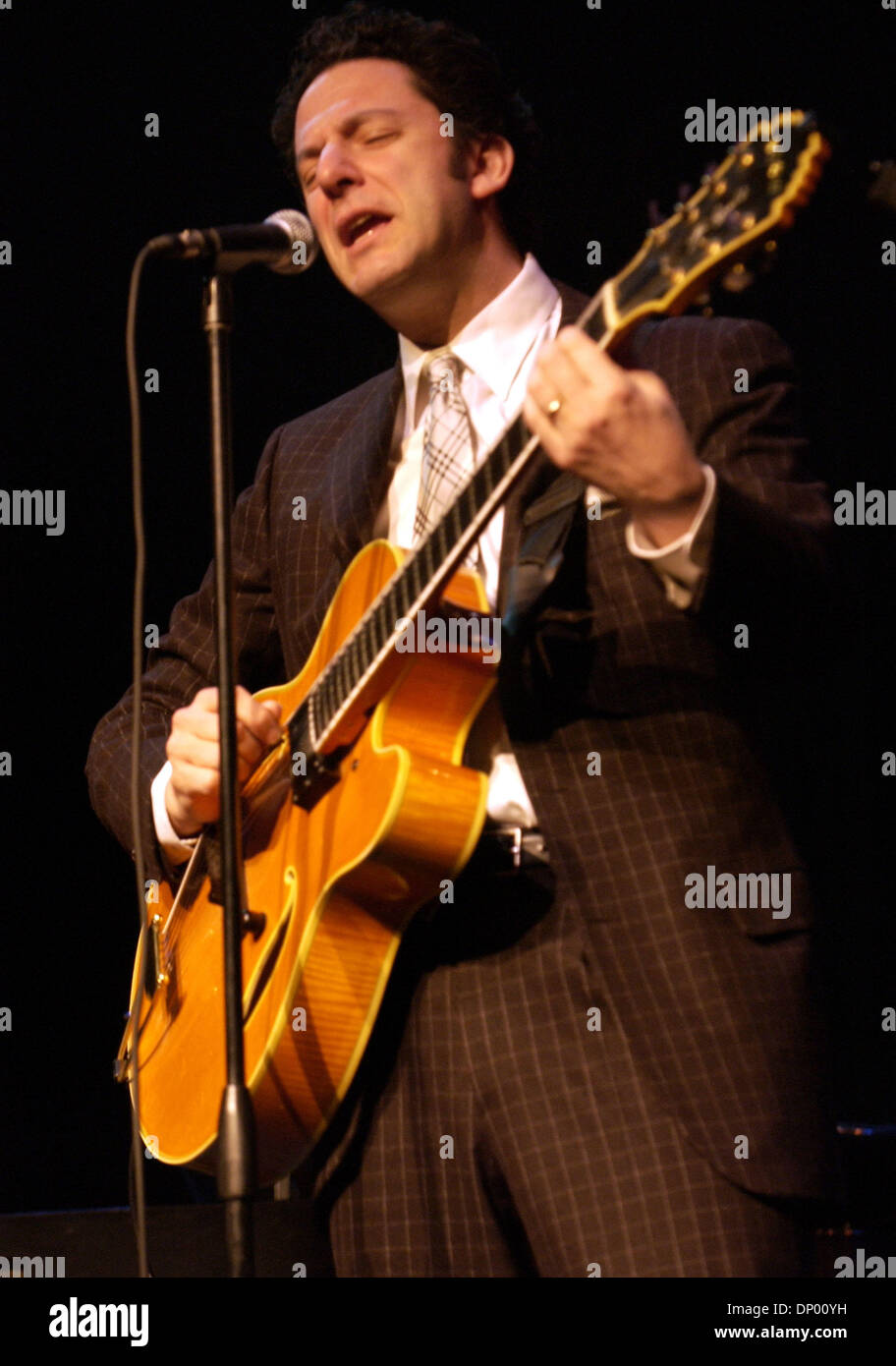 Feb 23, 2006; Wilmington, NC, Stati Uniti d'America; il musicista jazz JOHN PIZZARELLI suona dal vivo come il suo tour 2006 fa tappa a Thalian Hall situato in Wilmington, NC. Credito: Foto di Jason Moore/ZUMA premere. (©) Copyright 2006 da Jason Moore Foto Stock