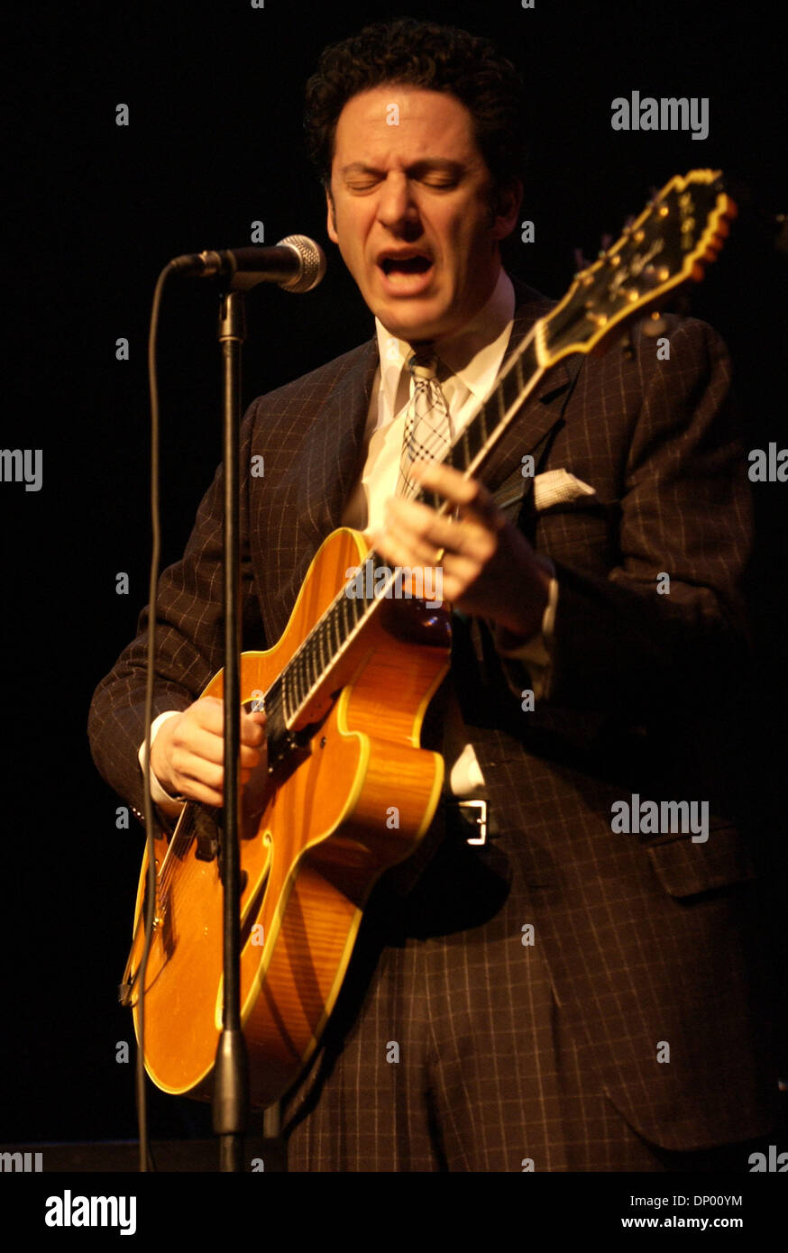 Feb 23, 2006; Wilmington, NC, Stati Uniti d'America; il musicista jazz JOHN PIZZARELLI suona dal vivo come il suo tour 2006 fa tappa a Thalian Hall situato in Wilmington, NC. Credito: Foto di Jason Moore/ZUMA premere. (©) Copyright 2006 da Jason Moore Foto Stock