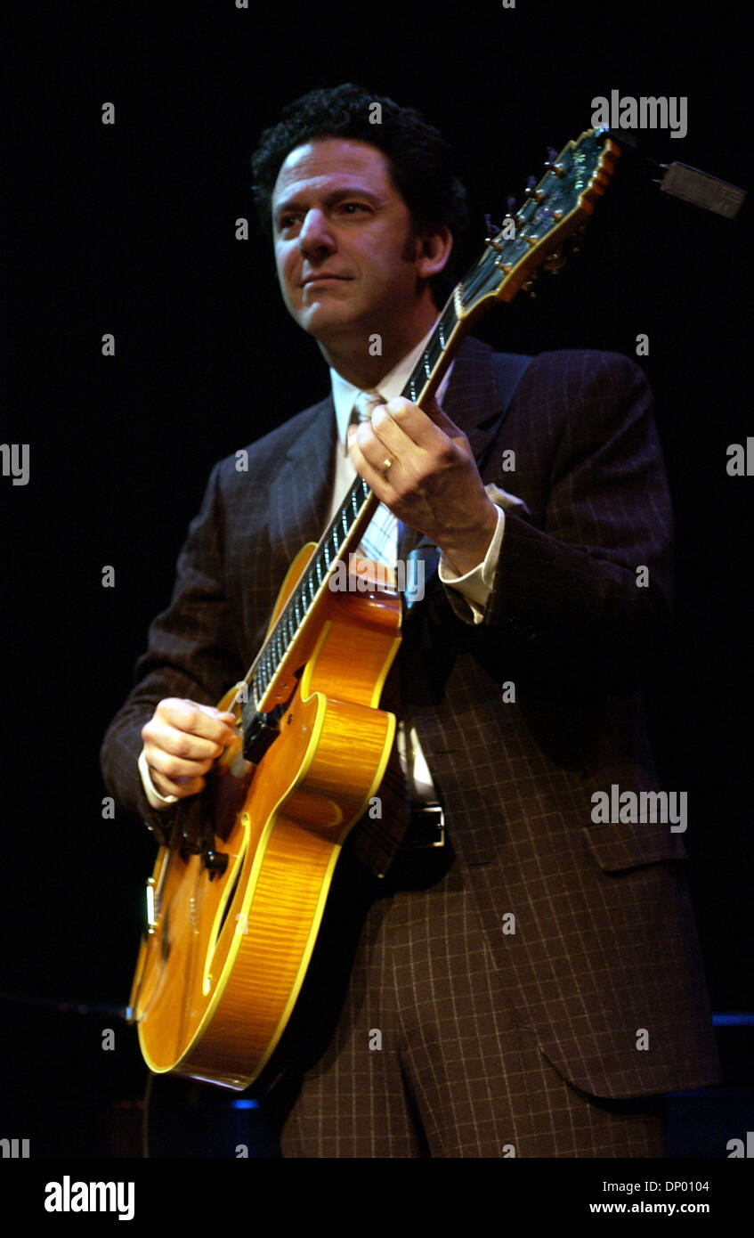 Feb 23, 2006; Wilmington, NC, Stati Uniti d'America; il musicista jazz JOHN PIZZARELLI suona dal vivo come il suo tour 2006 fa tappa a Thalian Hall situato in Wilmington, NC. Credito: Foto di Jason Moore/ZUMA premere. (©) Copyright 2006 da Jason Moore Foto Stock