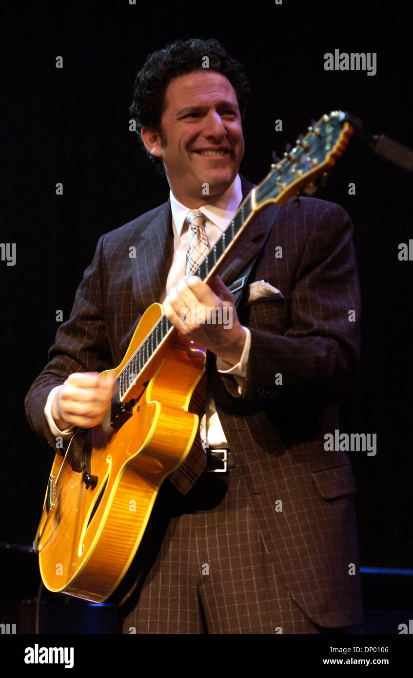 Feb 23, 2006; Wilmington, NC, Stati Uniti d'America; il musicista jazz JOHN PIZZARELLI suona dal vivo come il suo tour 2006 fa tappa a Thalian Hall situato in Wilmington, NC. Credito: Foto di Jason Moore/ZUMA premere. (©) Copyright 2006 da Jason Moore Foto Stock