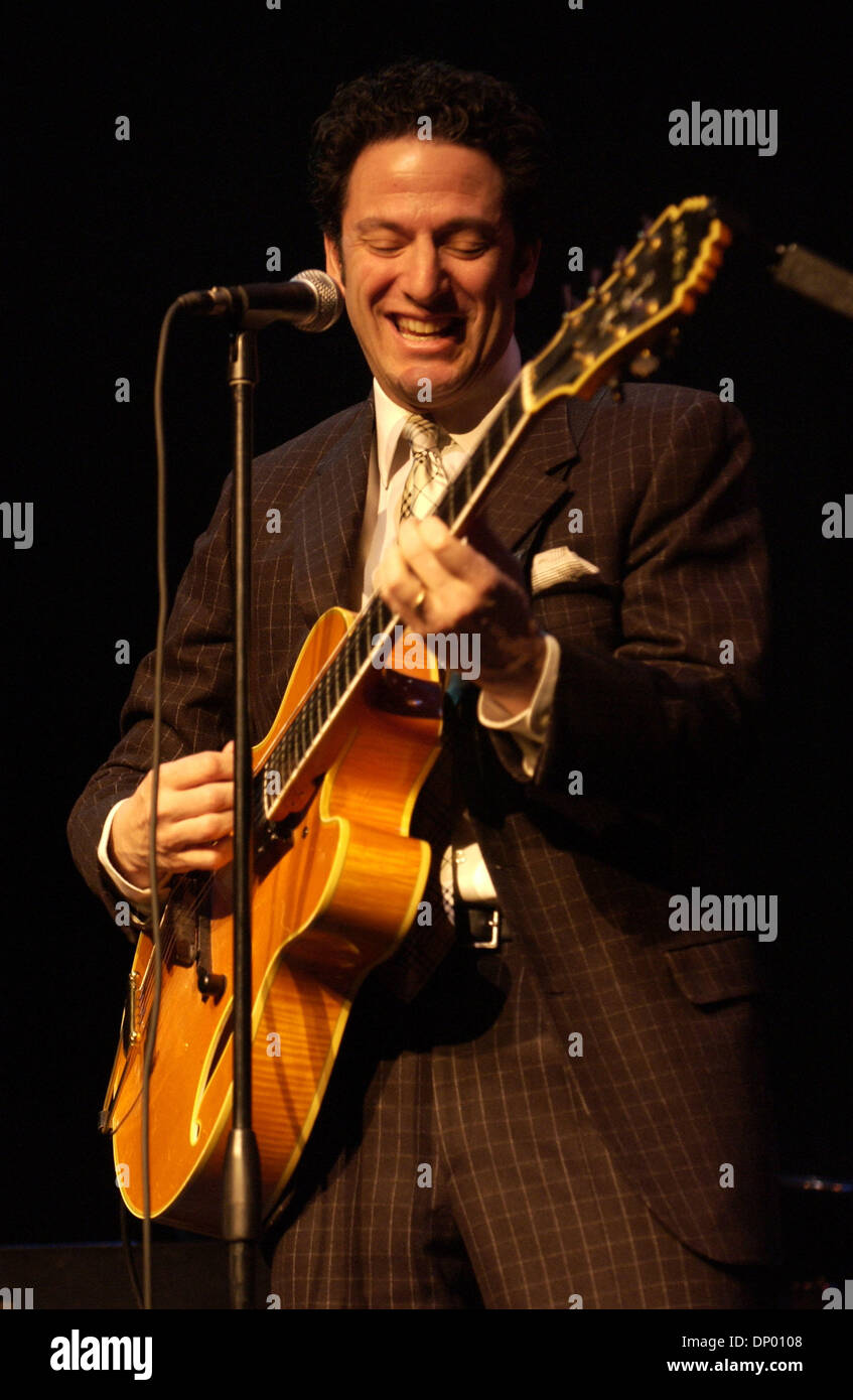 Feb 23, 2006; Wilmington, NC, Stati Uniti d'America; il musicista jazz JOHN PIZZARELLI suona dal vivo come il suo tour 2006 fa tappa a Thalian Hall situato in Wilmington, NC. Credito: Foto di Jason Moore/ZUMA premere. (©) Copyright 2006 da Jason Moore Foto Stock