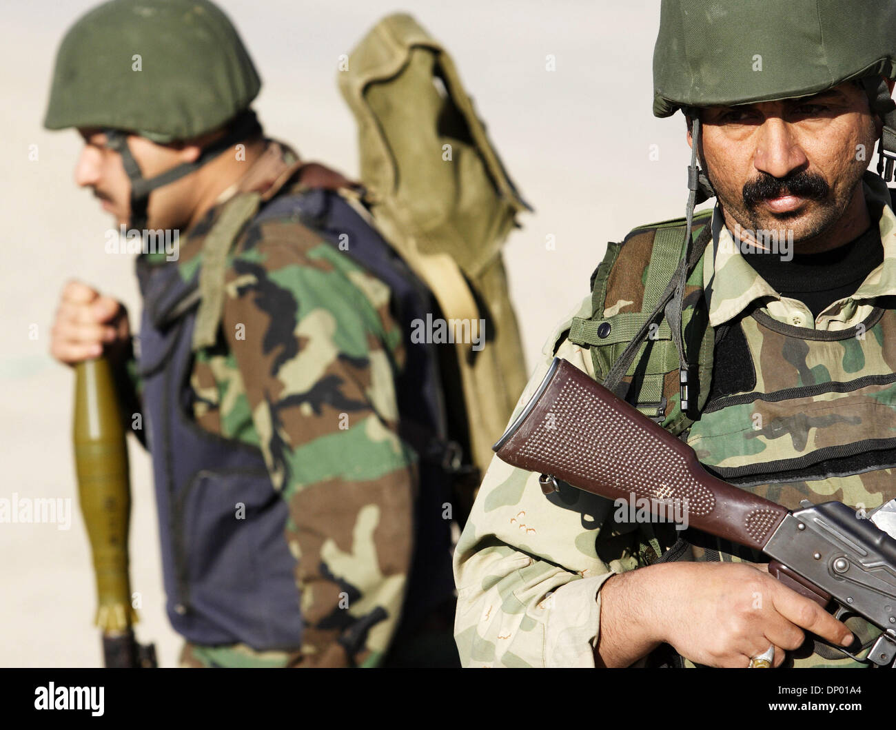 Feb 24, 2006; Ar Ramadi, Anbar, IRAQ; membri della speciale polizia irachena commandos dal 'Wolf Brigata" durante un pattugliamento comune con elementi dal primo battaglione della 506th Reggimento di Fanteria, 101st Airborne Division (aria Assualt). Le due unità sono state patroling città irachena di Ar Ramadi su Feb 24, 2006. Credito: Foto di Toby Morris/ZUMA premere. (©) Copyright 2006 by Tob Foto Stock