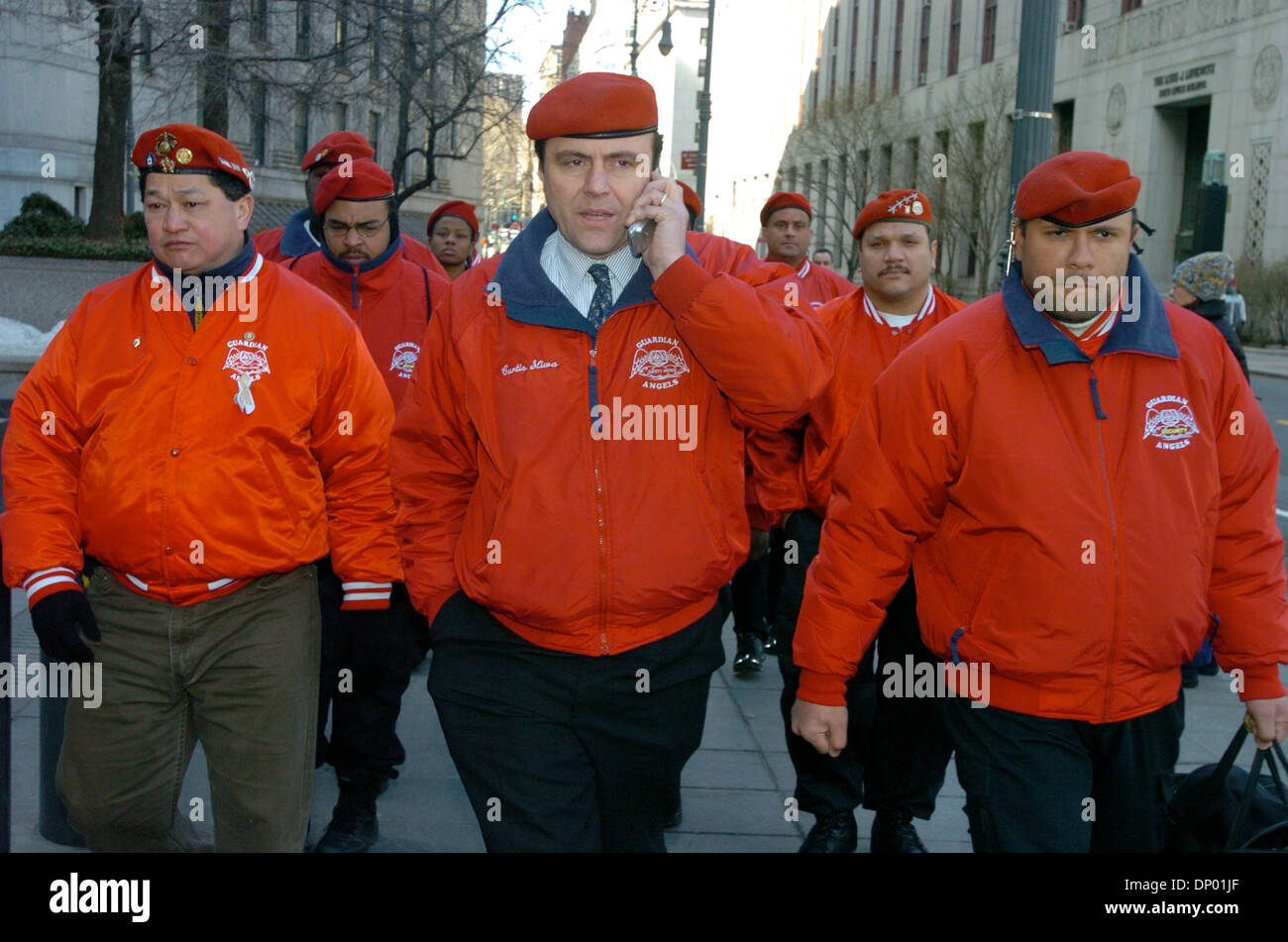 Feb 24, 2006; New York, NY, STATI UNITI D'AMERICA; CURTIS SLIWA (C), fondatore degli Angeli Custodi, arriva a Manhattan corte federale circondato dai membri così come egli è di testimoniare in un nuovo processo di John Gotti Jr John Gotti Jr è caricato con il racket e riportando i 1992 attacco su Sliwa che era stato rapito e ucciso da due membri della criminalità Gambino famiglia. Sliwa della testimonianza è stata spinta a lunedì Foto Stock