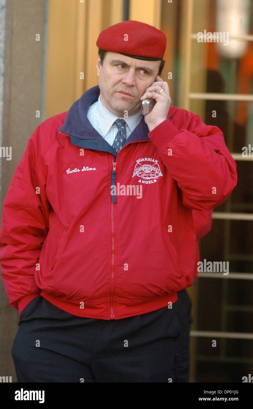 Feb 24, 2006; New York, NY, STATI UNITI D'AMERICA; CURTIS SLIWA, fondatore degli Angeli Custodi, arriva a Manhattan corte federale circondato dai membri così come egli è di testimoniare in un nuovo processo di John Gotti Jr John Gotti Jr è caricato con il racket e riportando i 1992 attacco su Sliwa che era stato rapito e ucciso da due membri della criminalità Gambino famiglia. Sliwa della testimonianza è stata spinta a Lunedì Febr Foto Stock