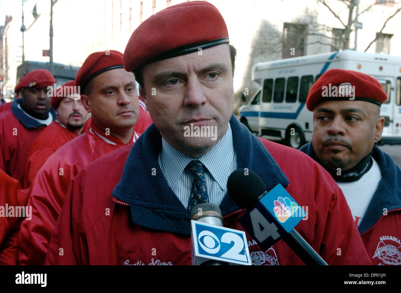 Feb 24, 2006; New York, NY, STATI UNITI D'AMERICA; CURTIS SLIWA, fondatore degli Angeli Custodi, arriva a Manhattan corte federale circondato dai membri così come egli è di testimoniare in un nuovo processo di John Gotti Jr John Gotti Jr è caricato con il racket e riportando i 1992 attacco su Sliwa che era stato rapito e ucciso da due membri della criminalità Gambino famiglia. Sliwa della testimonianza è stata spinta a Lunedì Febr Foto Stock